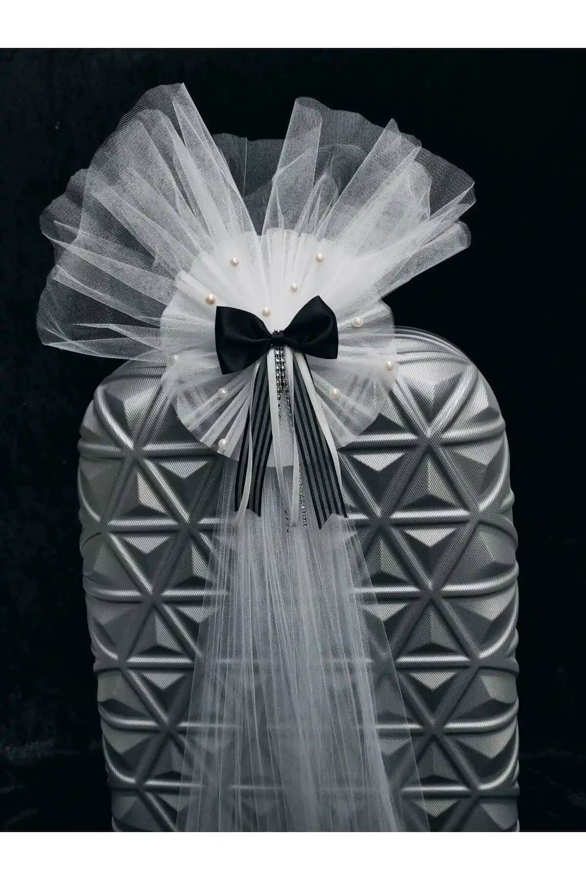 Ecrin Tuhafiye ve ZEYMERADE Siyah Damat Bohça Süsü Karşılaştırması