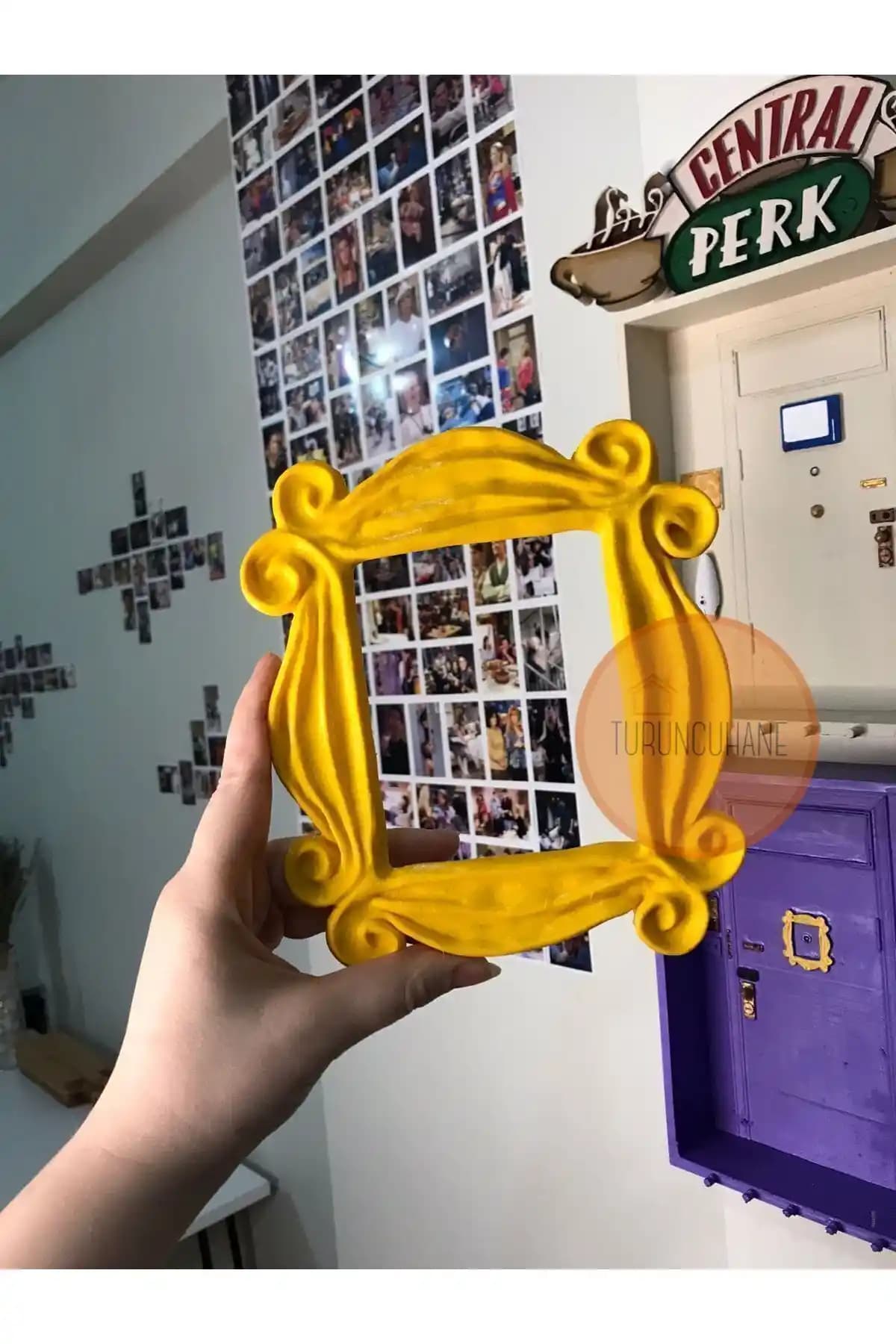 Friends Monica Kapı Çerçevesi 15 Cm Dekoratif ve Dayanıklı Tasarım Özellikleri