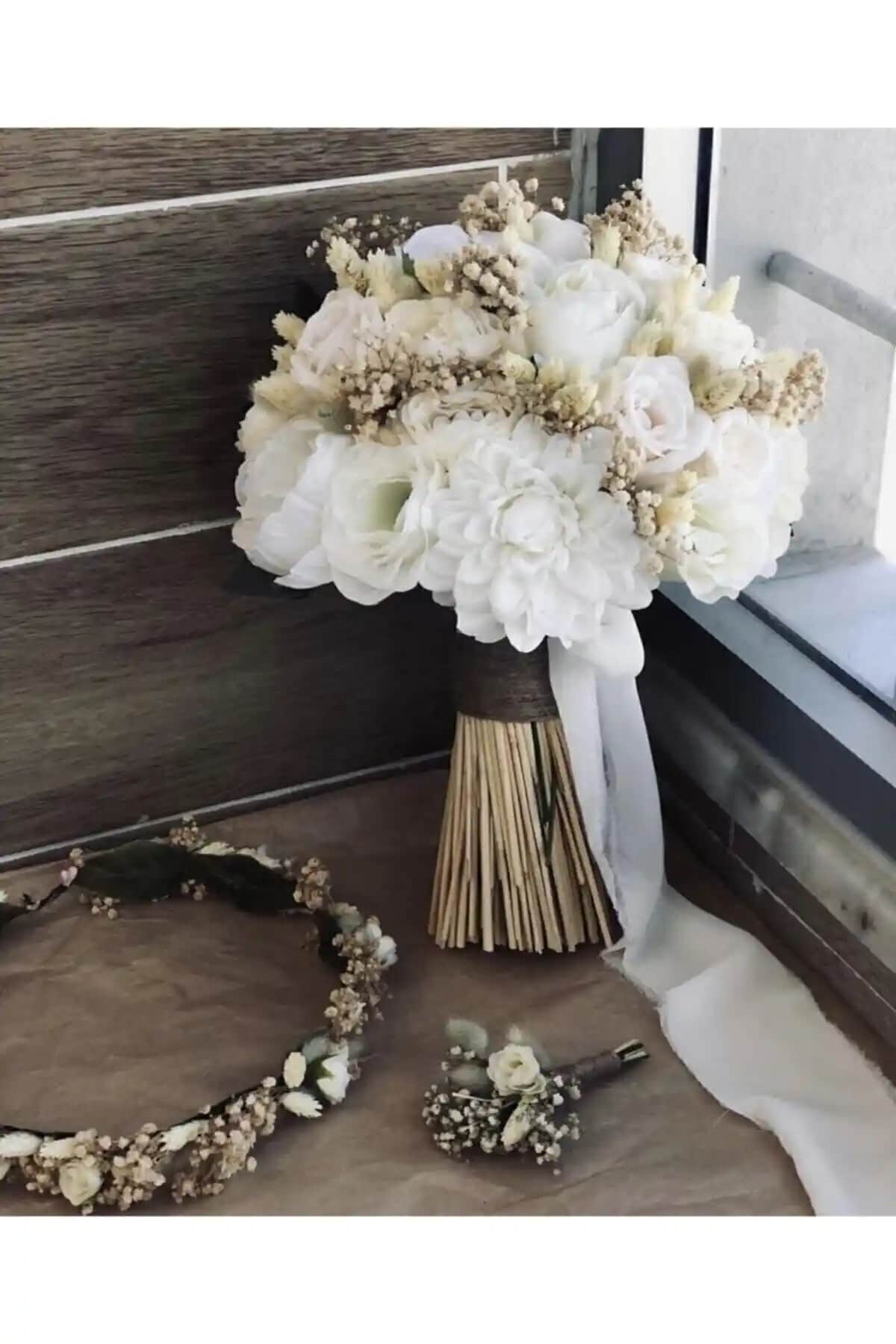 Gelin Yaka Çiçeği: Şık ve Zarif Tasarım ile Davetlerinizde Fark Yaratın