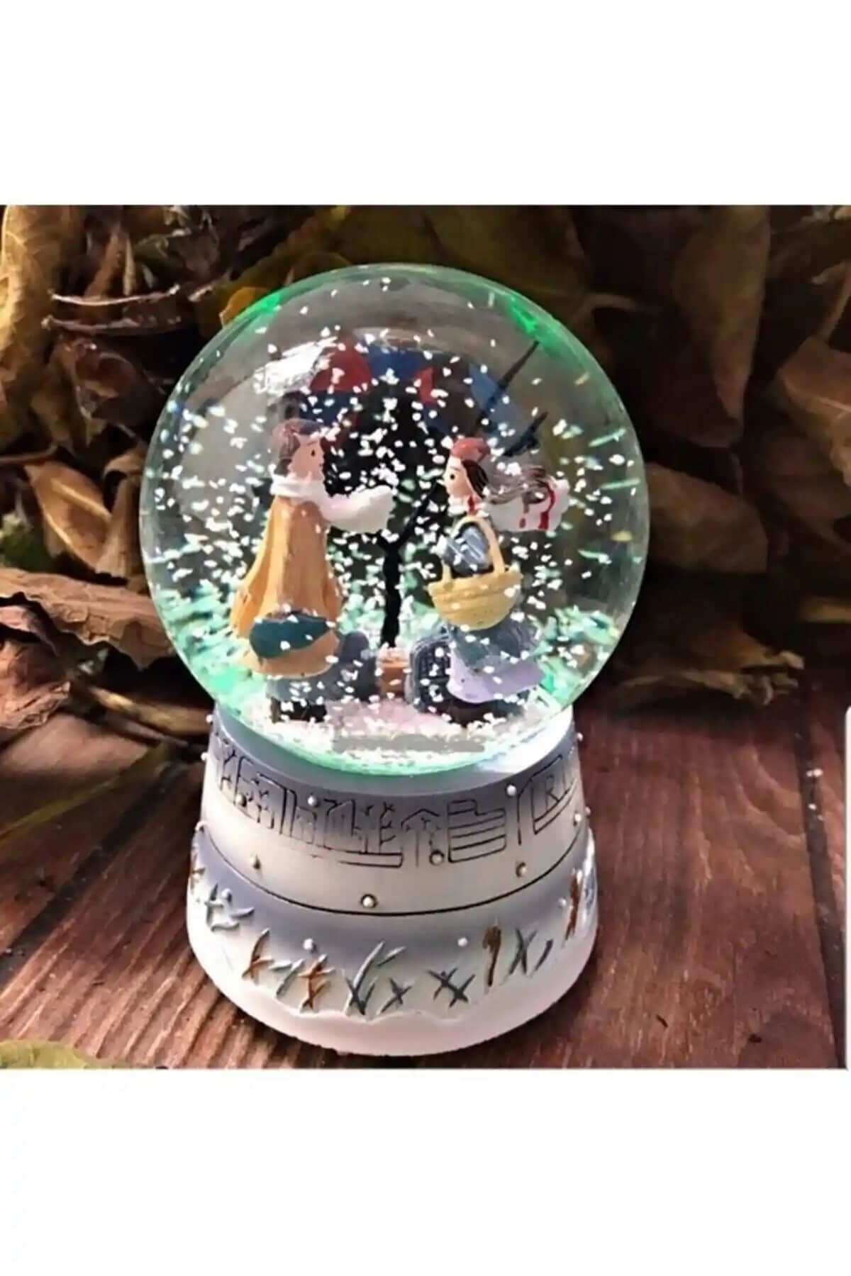 Genel Markalar Kar Küresi Aşıklar Kış Masalı: Renkli ve Müzikli Dekoratif Parça