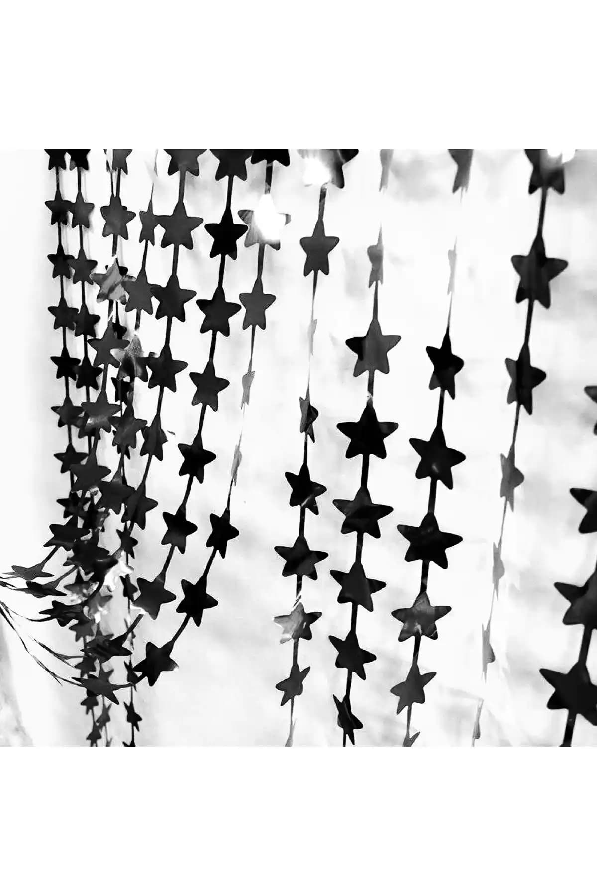 Huzur Party Store Siyah Yıldızlı Arka Fonuyla Kutlamalarınıza Şıklık Katın