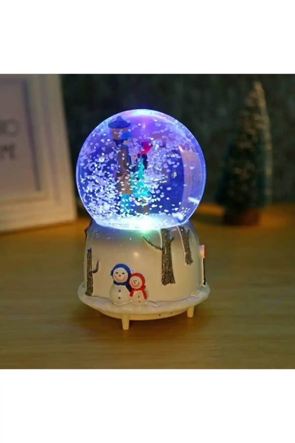 İthal Sokak Lambası Altında Oturan Romantik Çift Müzikli Kar Küresi ve Keskin Kış Masalı Modeli Karşılaştırması