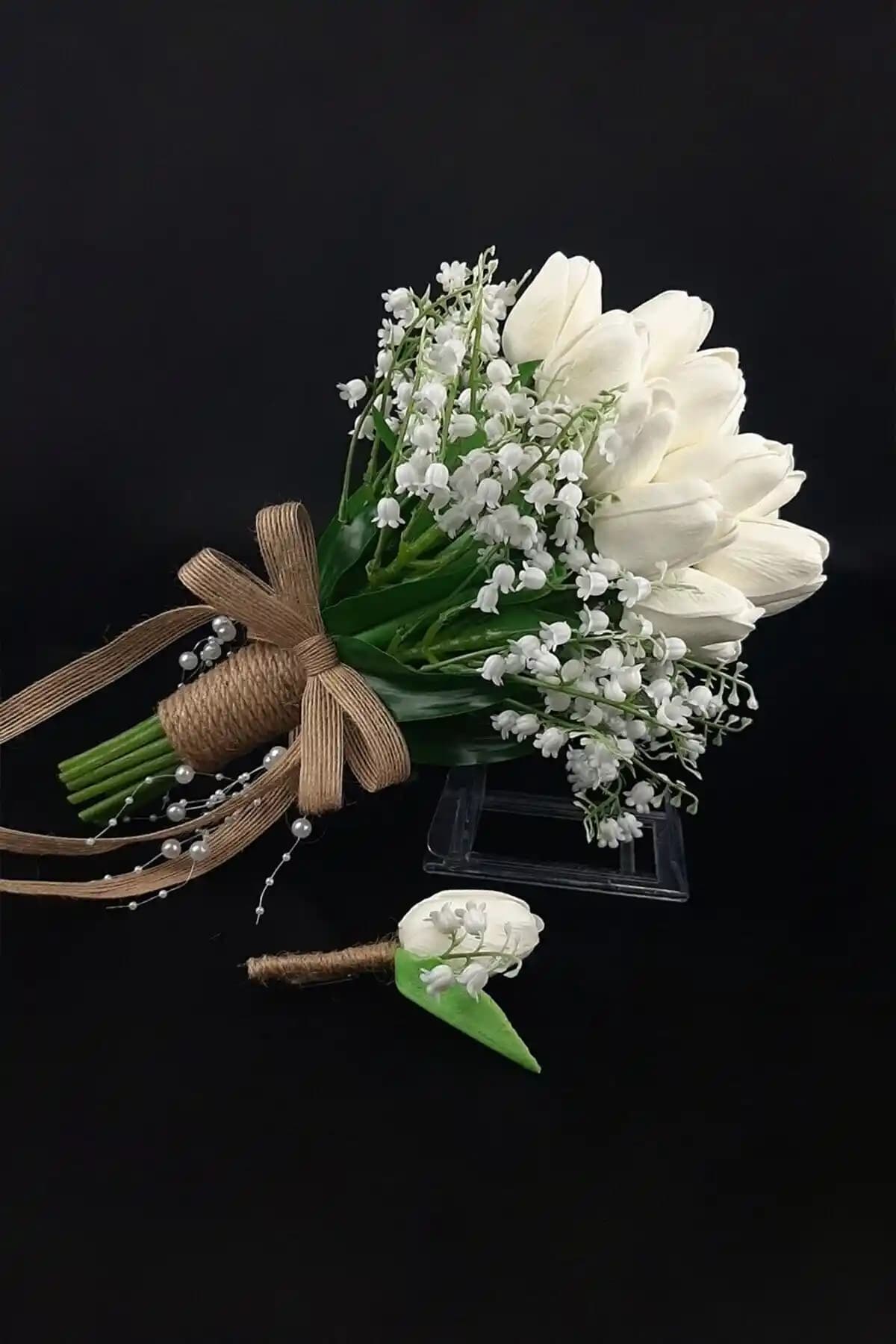 Kamus Mügeli Islak Lale Gelin Çiçeği: Şıklık ve Dayanıklılığıyla Unutulmaz Bir Aksesuar