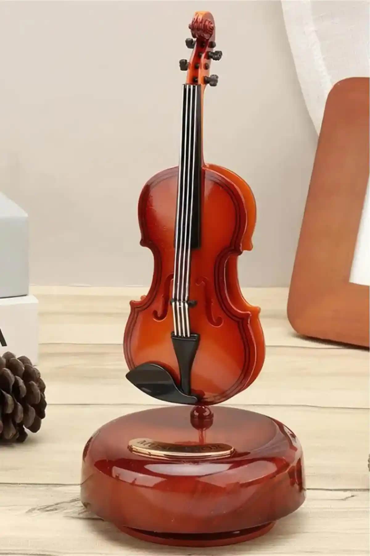 Küçük Boyutlu Hareketli Keman Müzik Kutusu Dekoratif ve Hediye Seçenekleriyle Öne Çıkıyor