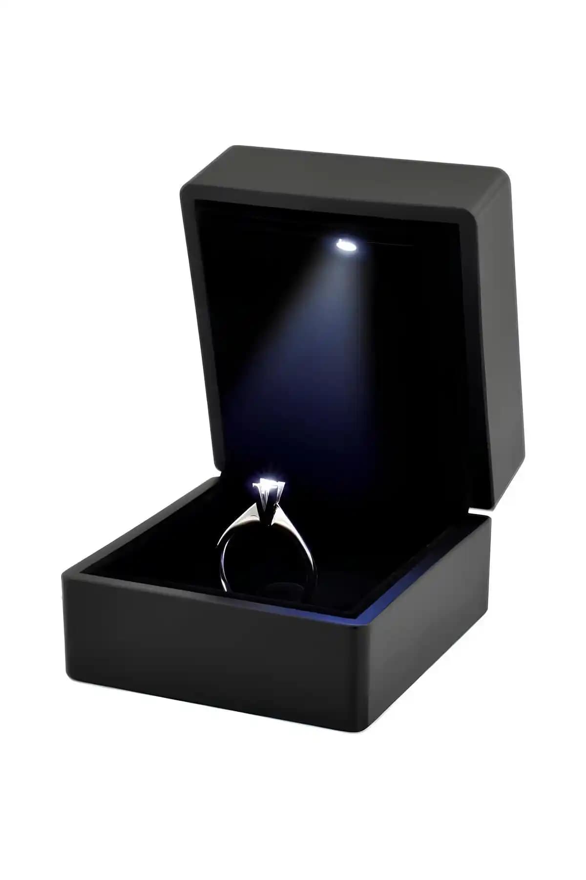 KUMİ Led Işıklı Alyans ve Yüzük Kutusu Modern ve Şık Tasarımıyla Öne Çıkıyor