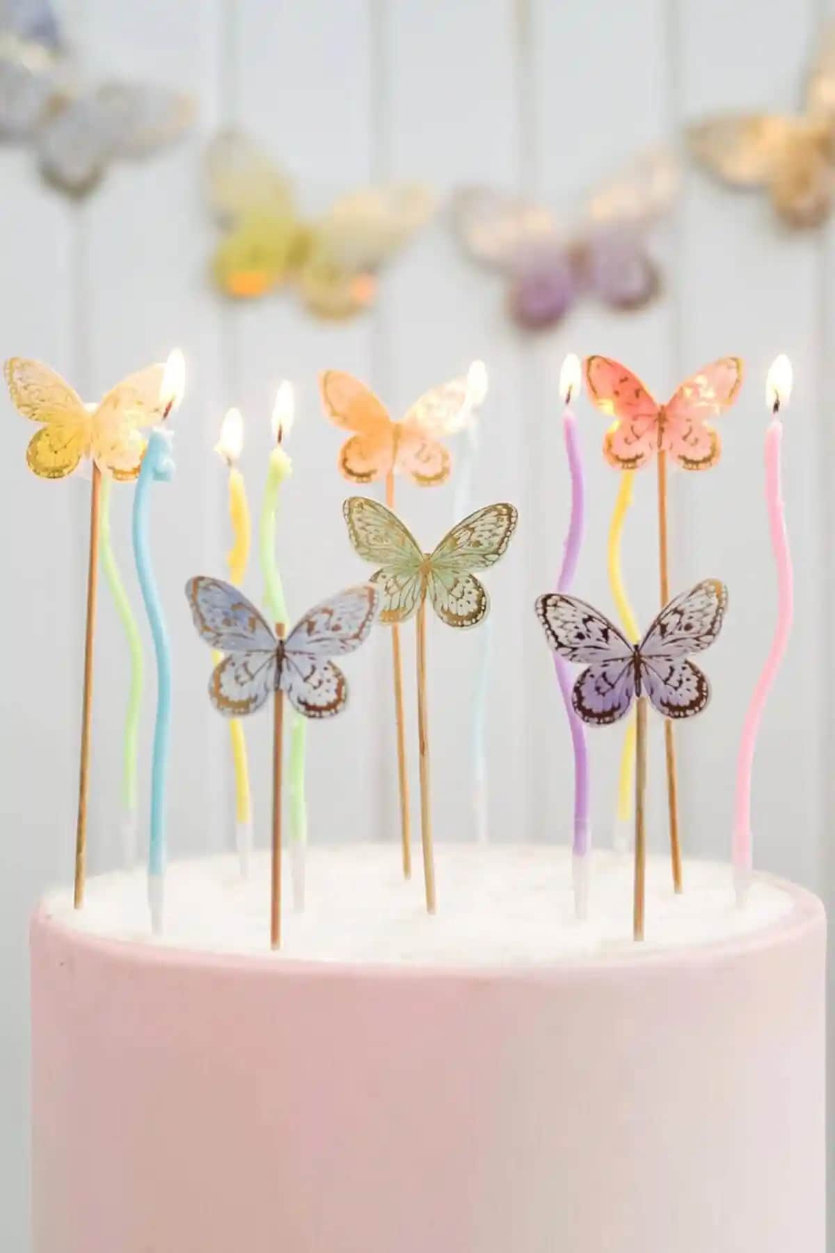 Le Mabelle Renkli Kelebek Pasta Süsü ve Pastel Happy Birthday Banner Karşılaştırması