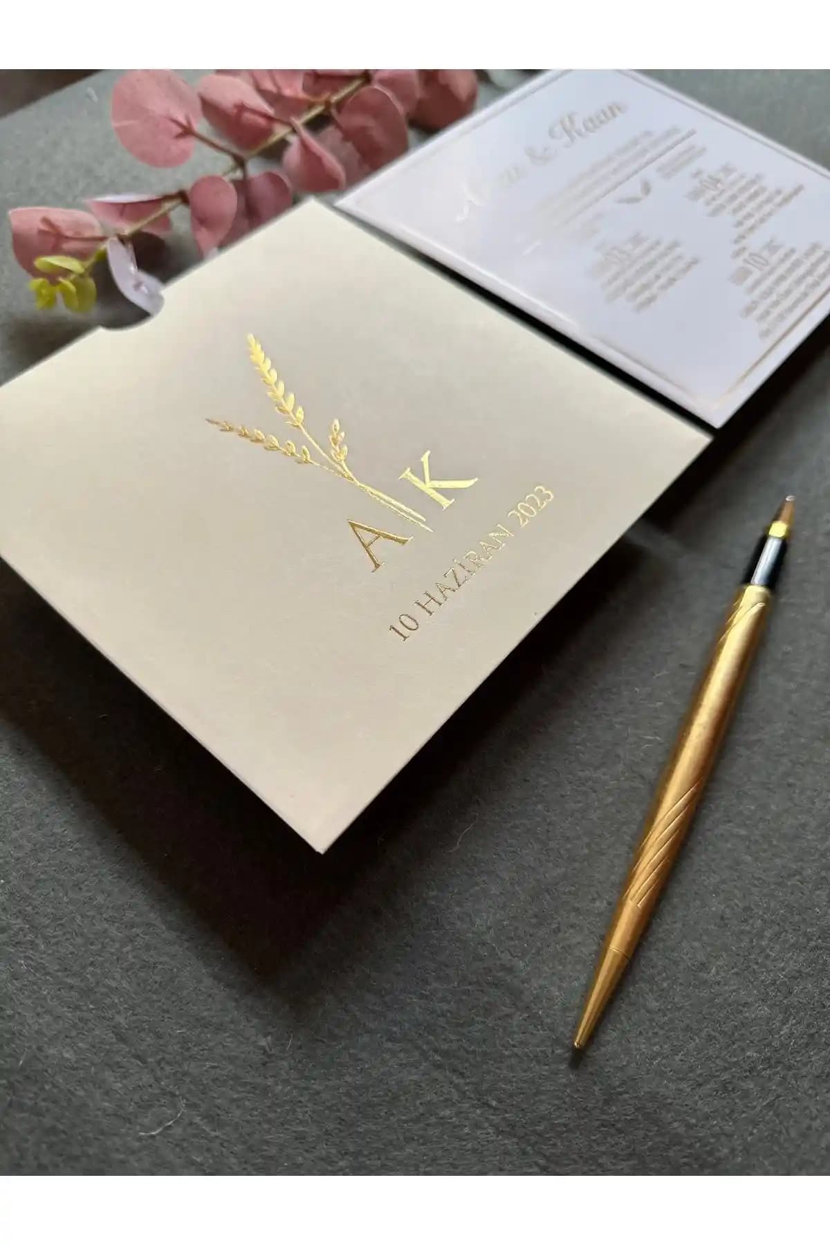 Luna Davetiye Modelleri ve Özellikleri: Krem Zarflı ve Oval Kesim Davetiyeler