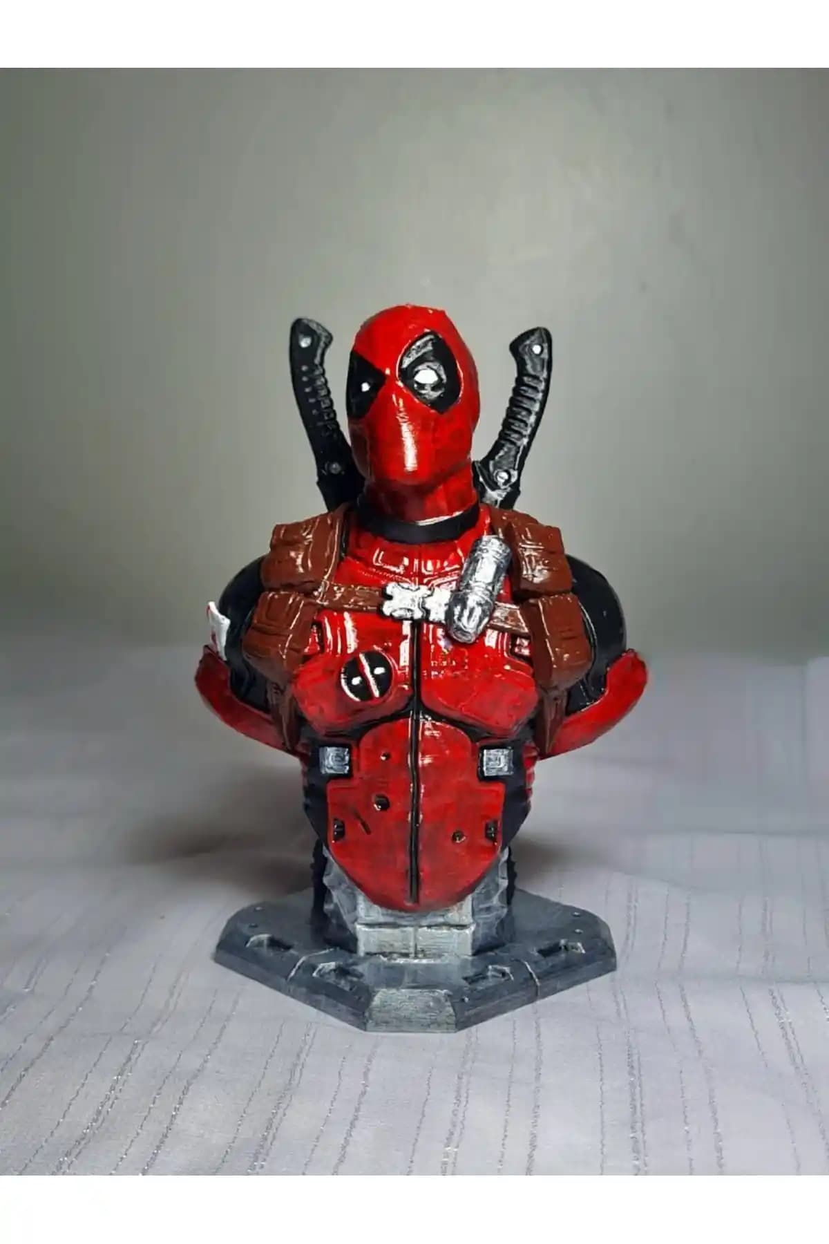 Marvel Deadpool Figür: Türk Malı El Boyamalı Koleksiyon Parçası ve Dekoratif Mini Figür