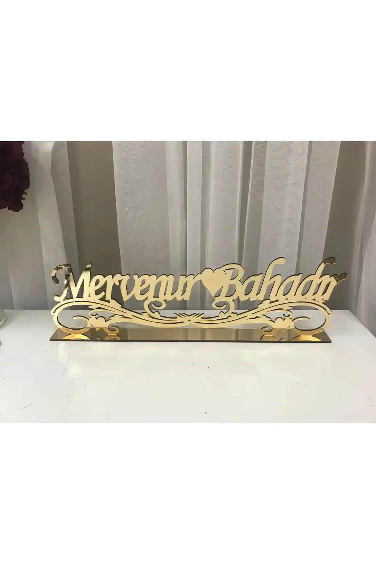 Mitra Dekor ile RetroLazer İsimlikleri Karşılaştırması: Malzeme, Tasarım ve Kullanıcı Yorumları