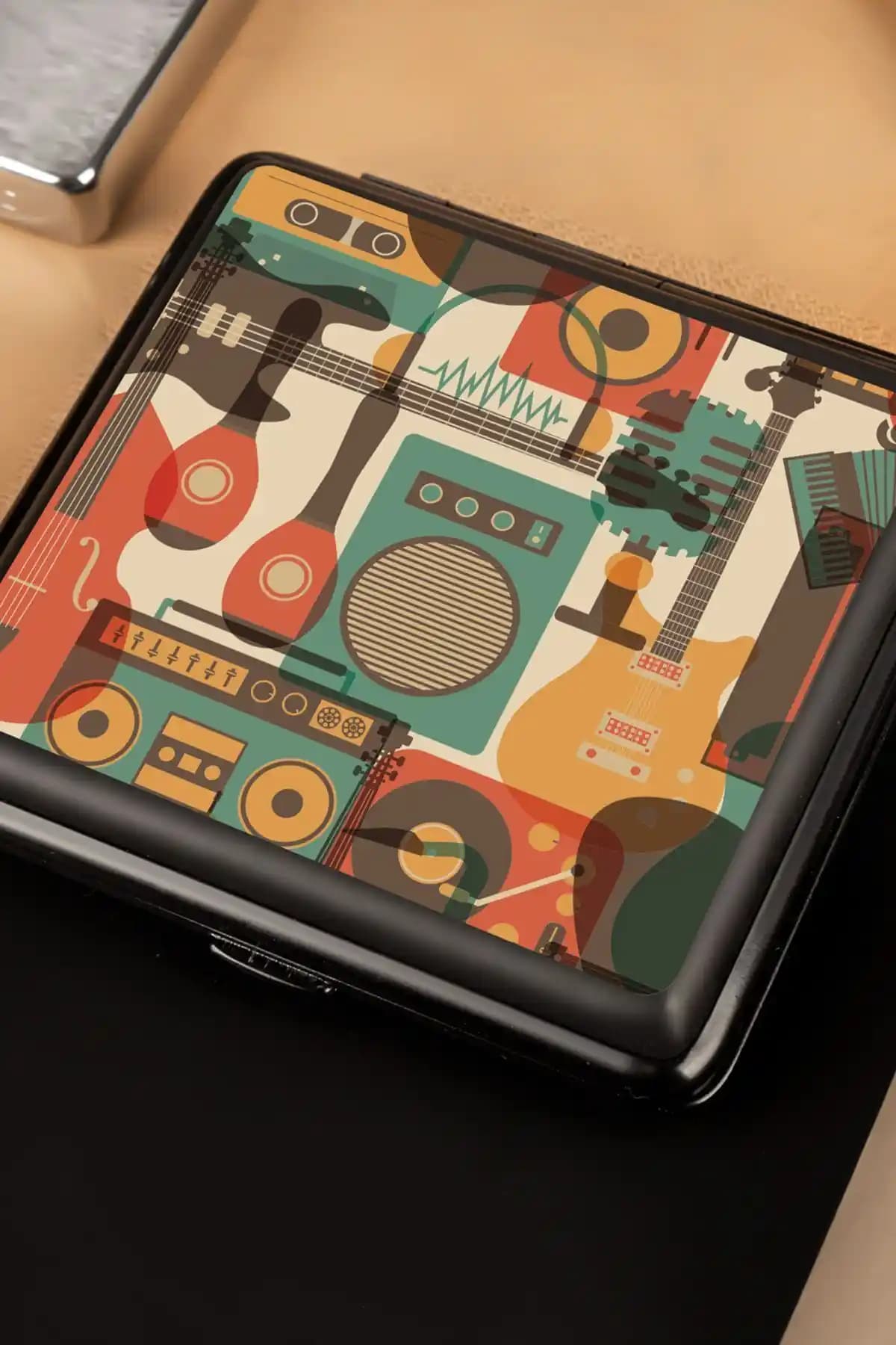 Modern ve Şık Sigara Tabakası Müzik Tutkunlarına Özel Tasarım ve Kullanım Kolaylığıyla