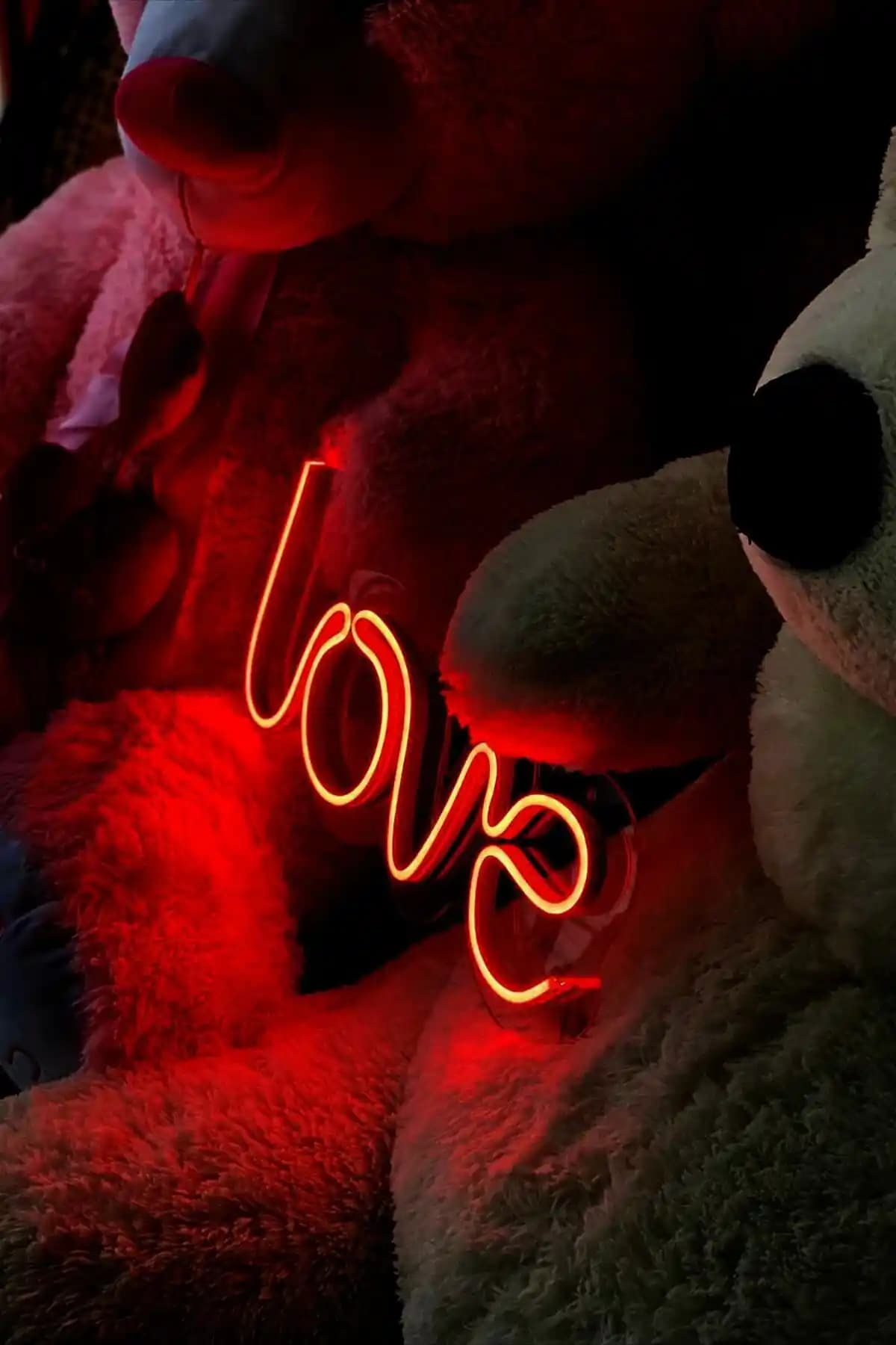 Neon Grafik Karşılaştırması: Love ve Good Vibes Only Ürünleri Hakkında Detaylı Bilgi