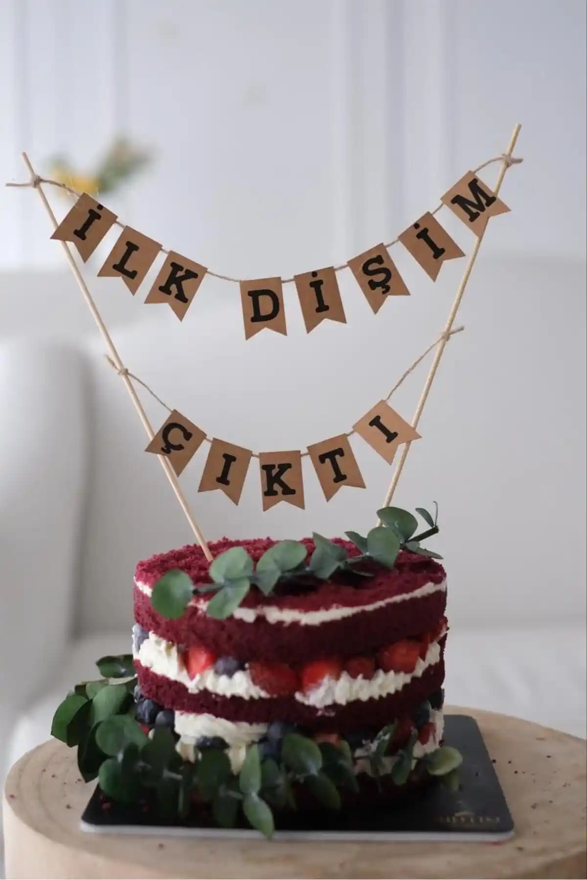 Partifabrik İlk Dişim Çıktı Kraft Pasta Bayrağı Süsü: Renkli ve Dayanıklı Çocuk Partisi Dekorasyonu