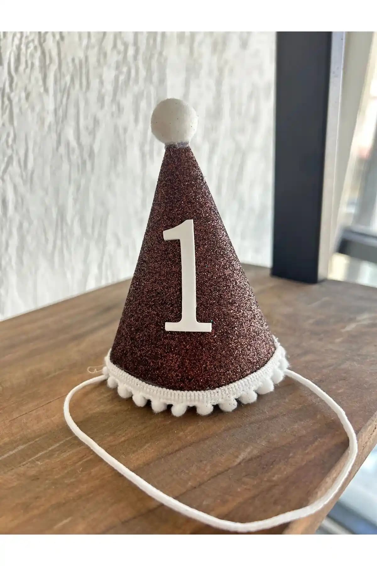 Partifabrik Kahverengi Mini Simli Ponpon Şapka Çocuklar İçin Şık ve Eğlenceli Aksesuar