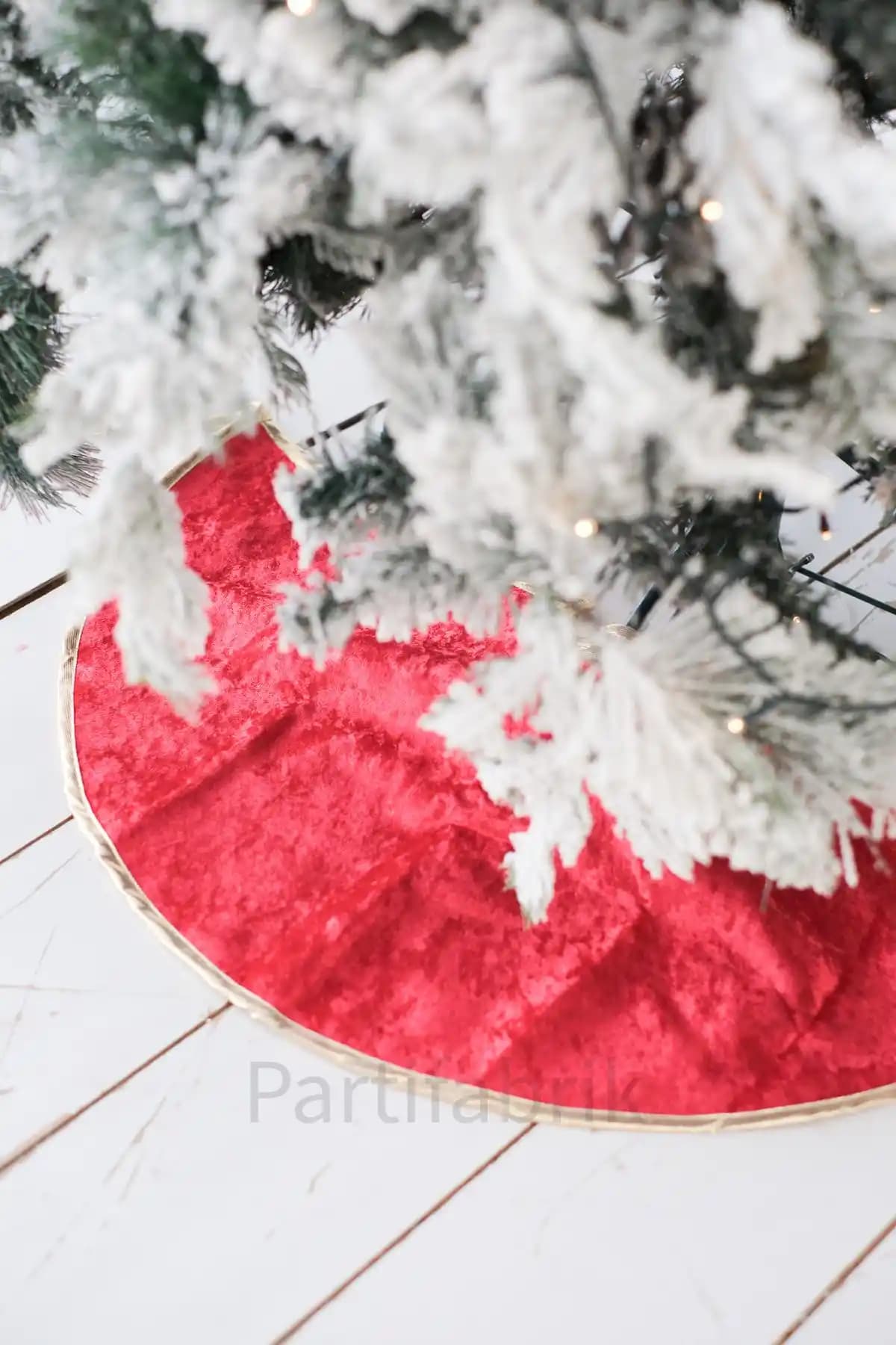 Partifabrik Yılbaşı Lüks Çam Ağacı Altlığı Kırmızı Estetik ve Dayanıklı Tasarım