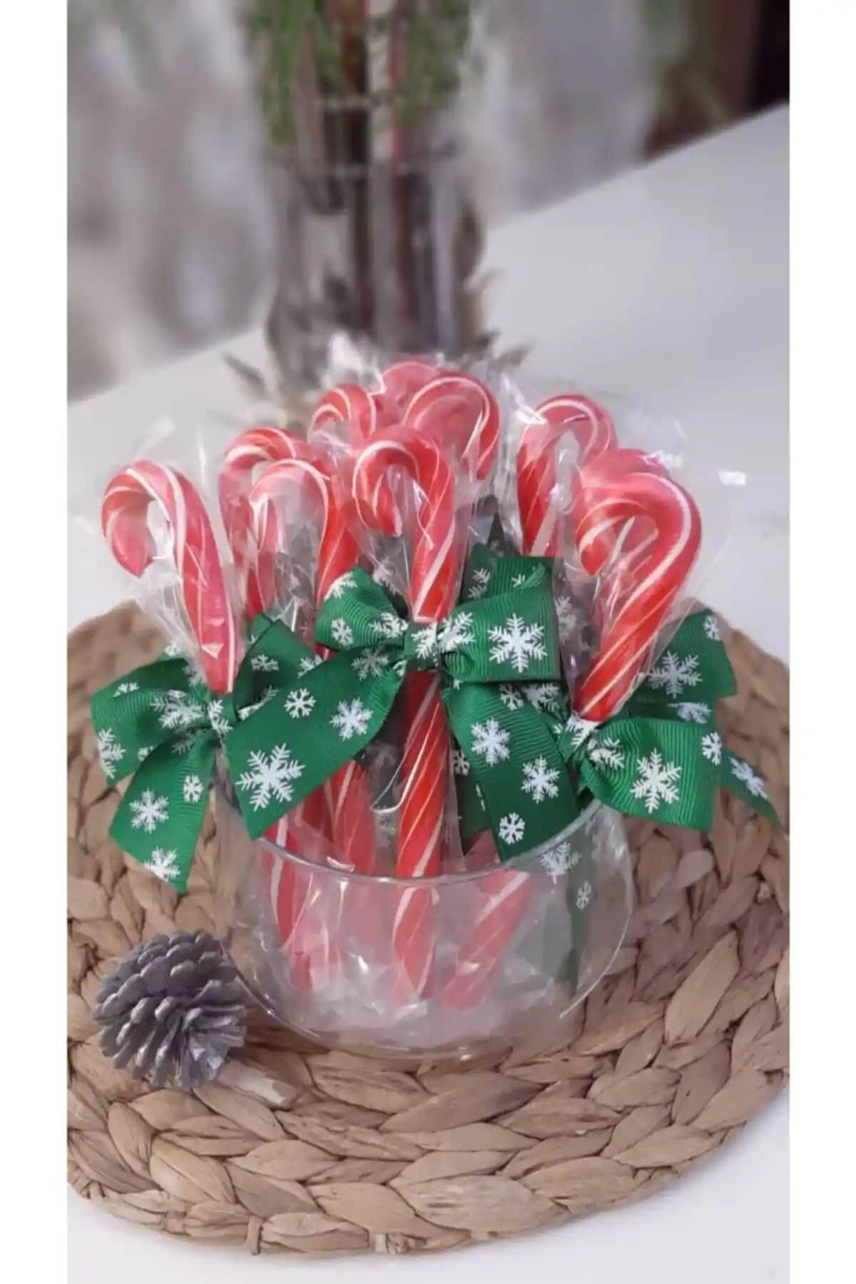 Pembe Mavi Süslü Yılbaşı Baston Şekerleri: Renkli ve Lezzetli Dekorasyon Seçeneği