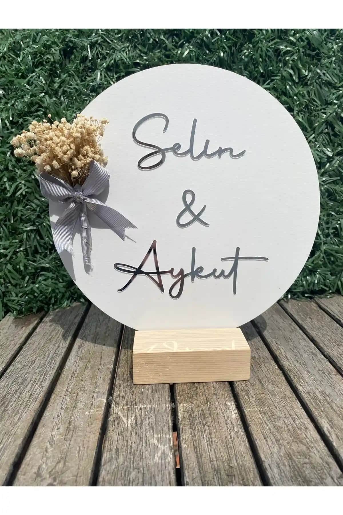 RetroLazer İsimlik Seçenekleri: Ahşap ve Şeffaf Tasarımların Karşılaştırması