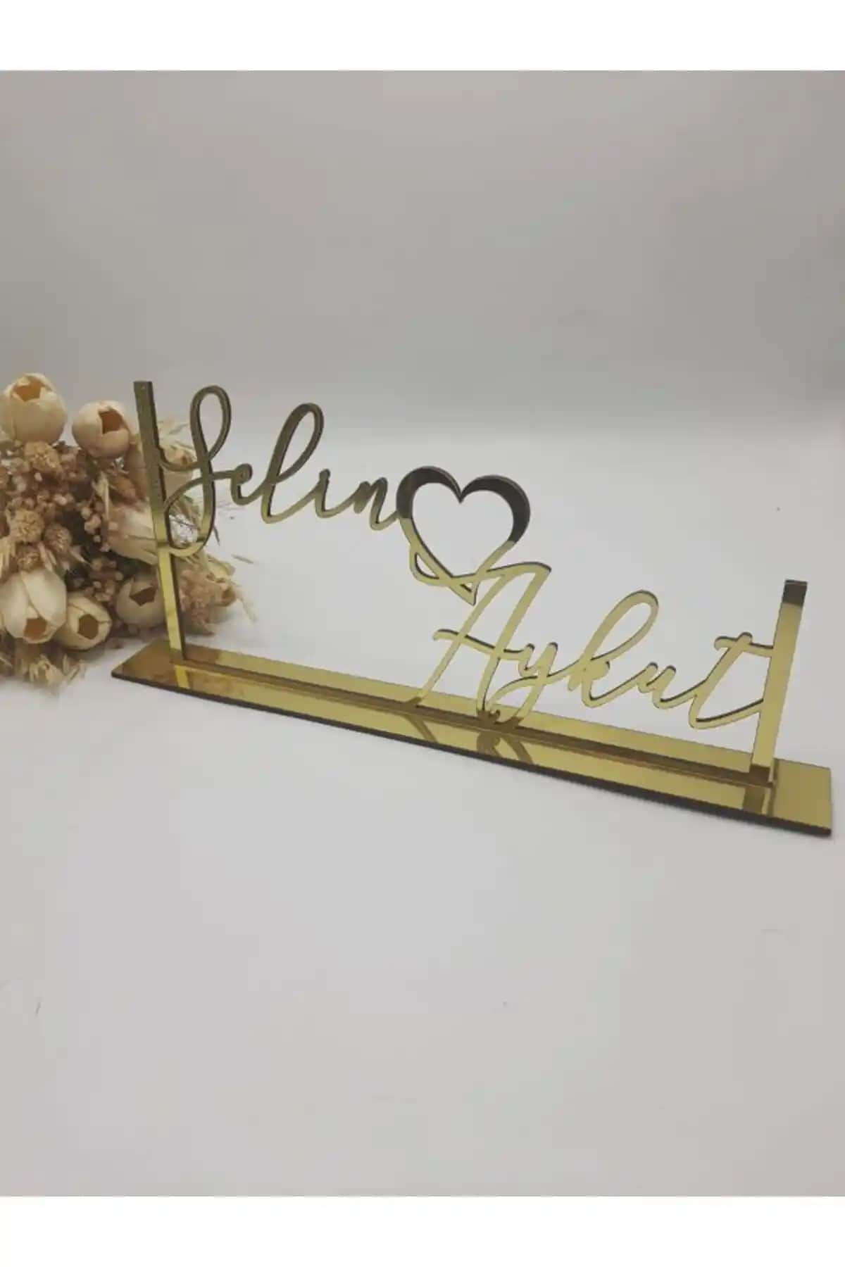 RetroLazer Pleksi İsimlik ve Masa Süsü Karşılaştırması: Özellikler ve Kullanıcı Yorumları