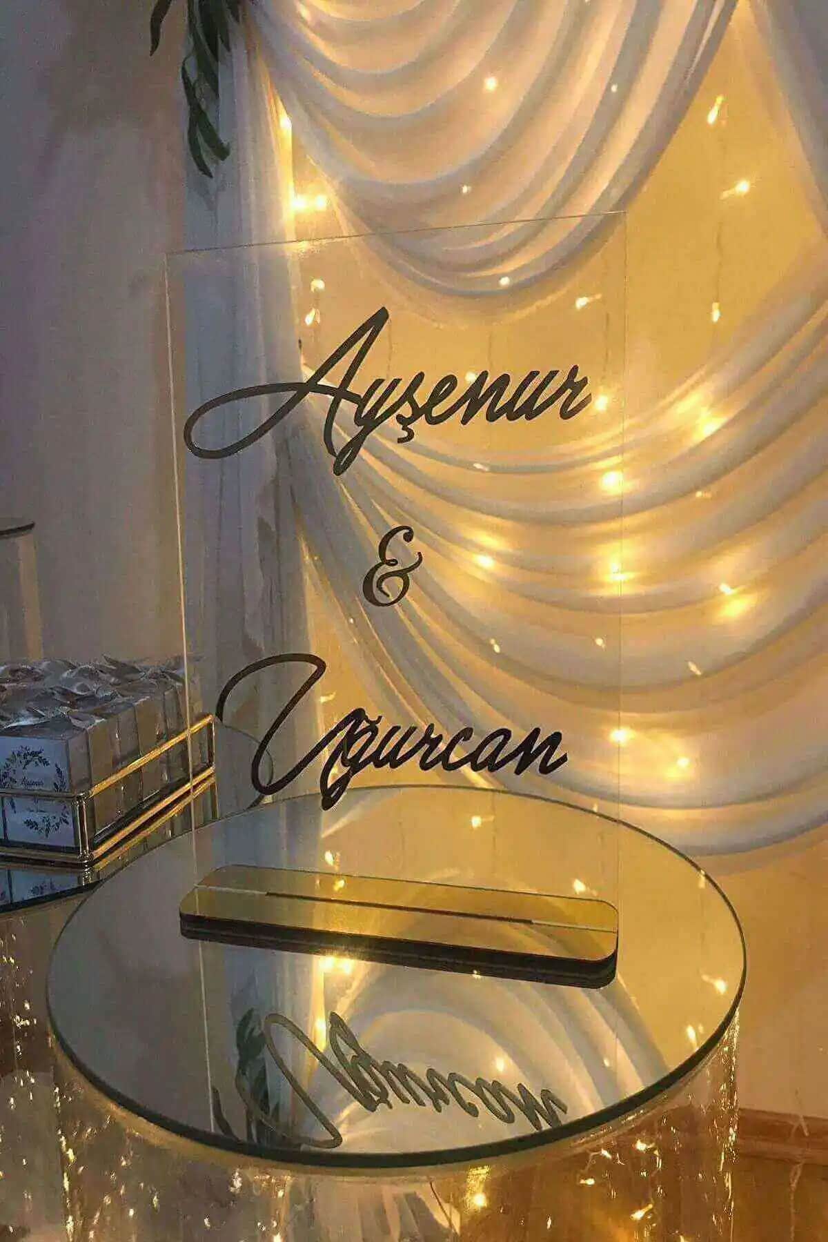 RetroLazer Şeffaf Pleksi Masa Süsü İsimliği Modern Dekorasyon ve Zarafet İçin Uygun