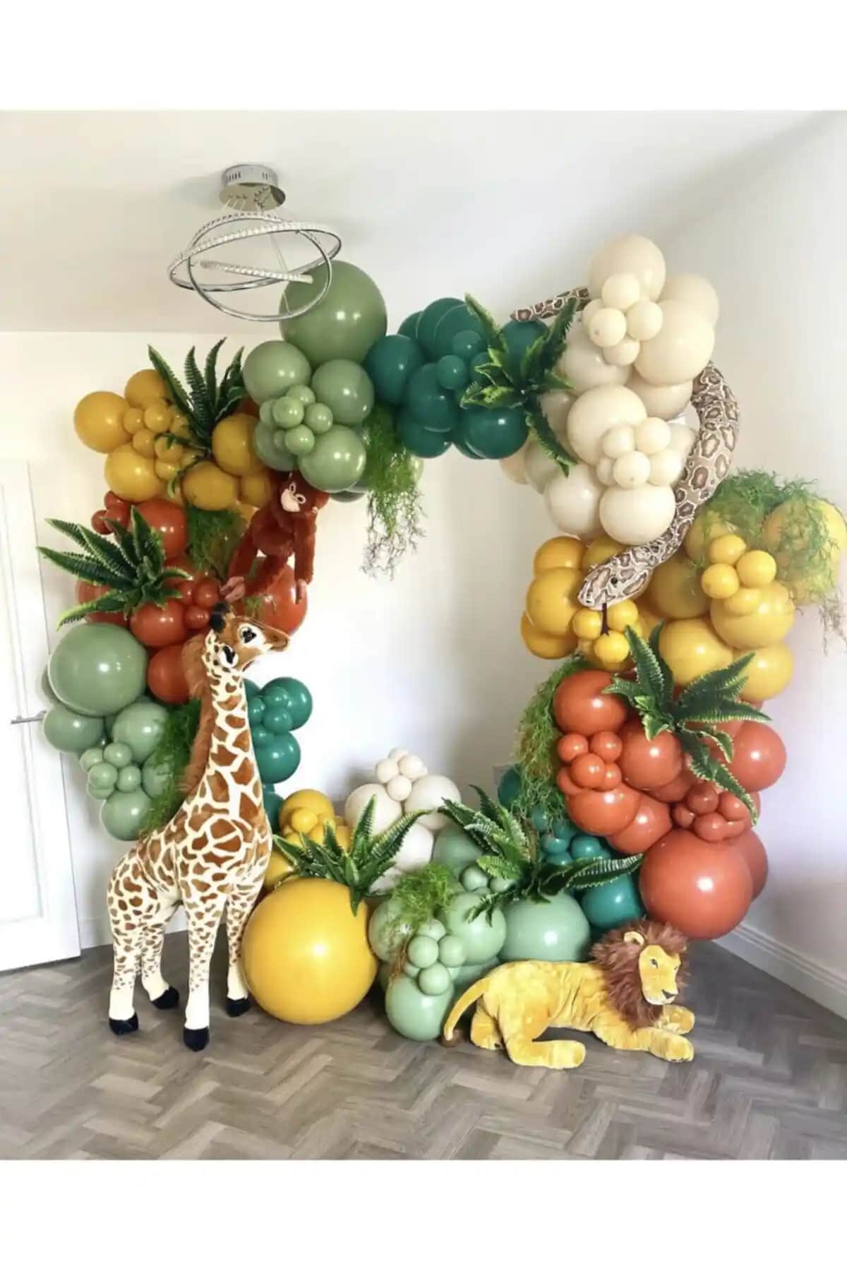 Safari Temalı Balon Zinciri ve Doğum Günü Setleri Karşılaştırması