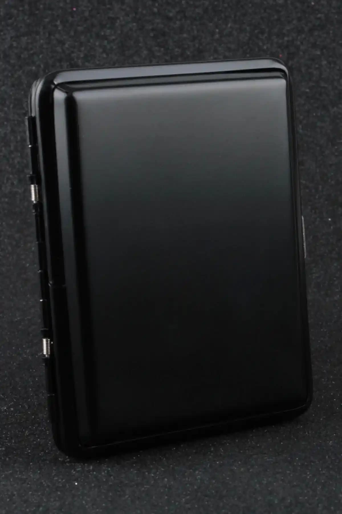 Silvio Monetti Siyah Mat Metal Sigara Tabakası: Şık ve Dayanıklı Sigara Aksesuarı