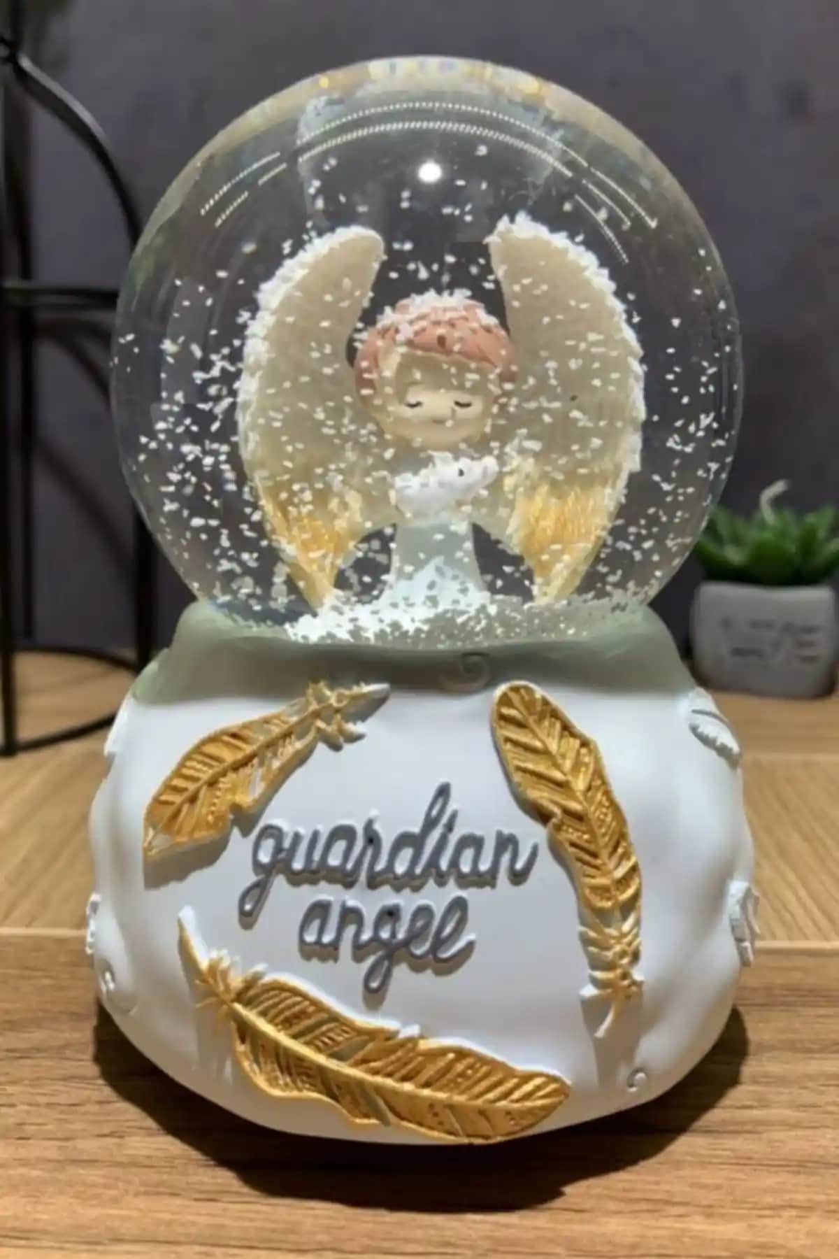 Yarı Hediyelik Guardian Angel Melek Kar Küresi Dekoratif ve İşlevsel Tasarım