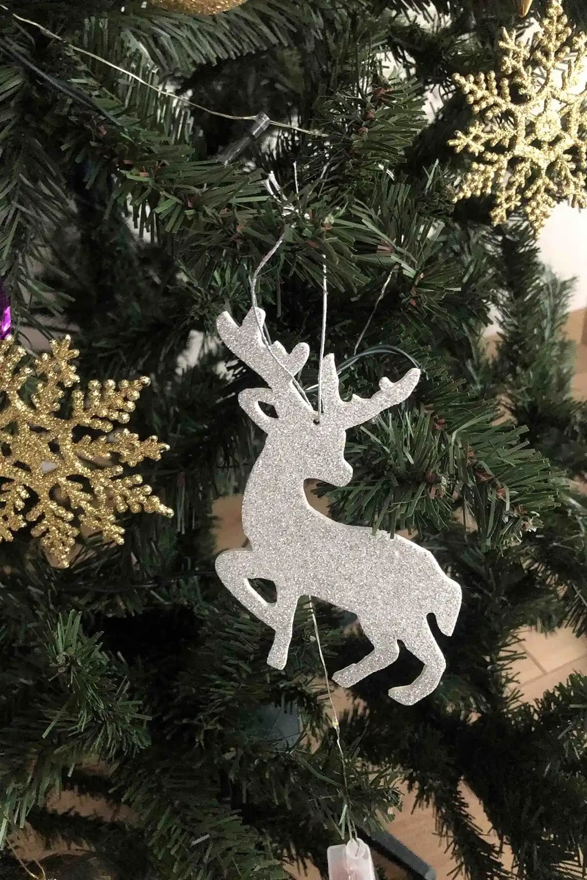 Yılbaşı Dekorasyonları İçin Gümüş Gri Keçe Geyik Süsleri: Şık ve Canlı Tasarım