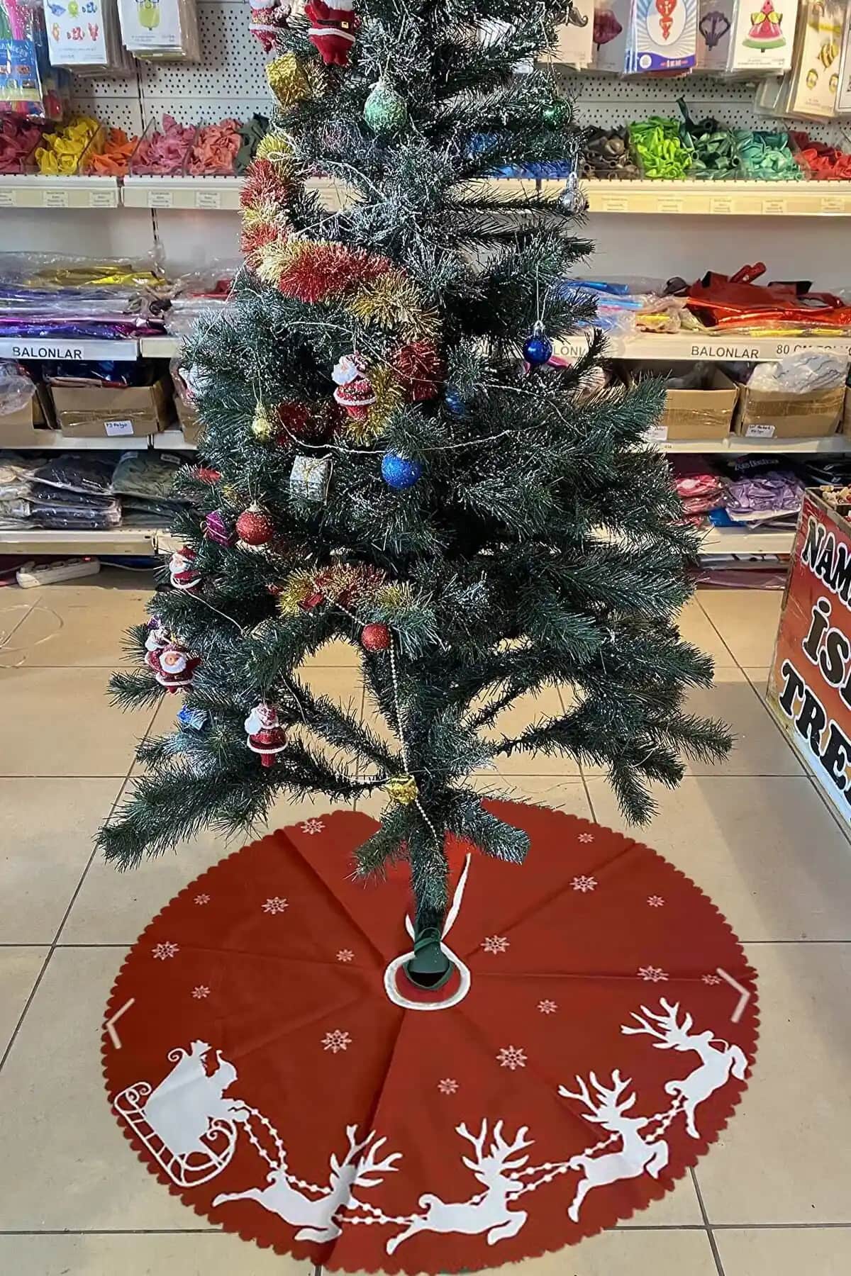 Yılbaşı Dekorasyonunda Şıklık ve Fonksiyonellik İçin Geyik Desenli Kırmızı Örtü