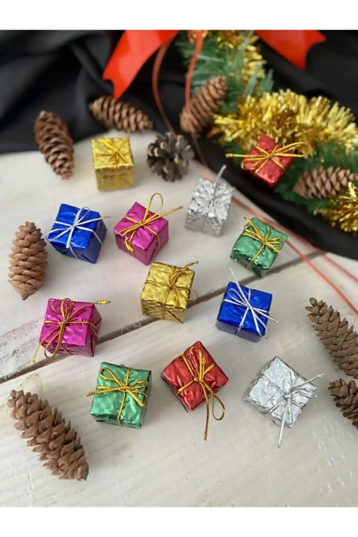 Yılbaşı Süs Setleri Karşılaştırması: Renkli Hediyeler ve Noel Baba Figürleri