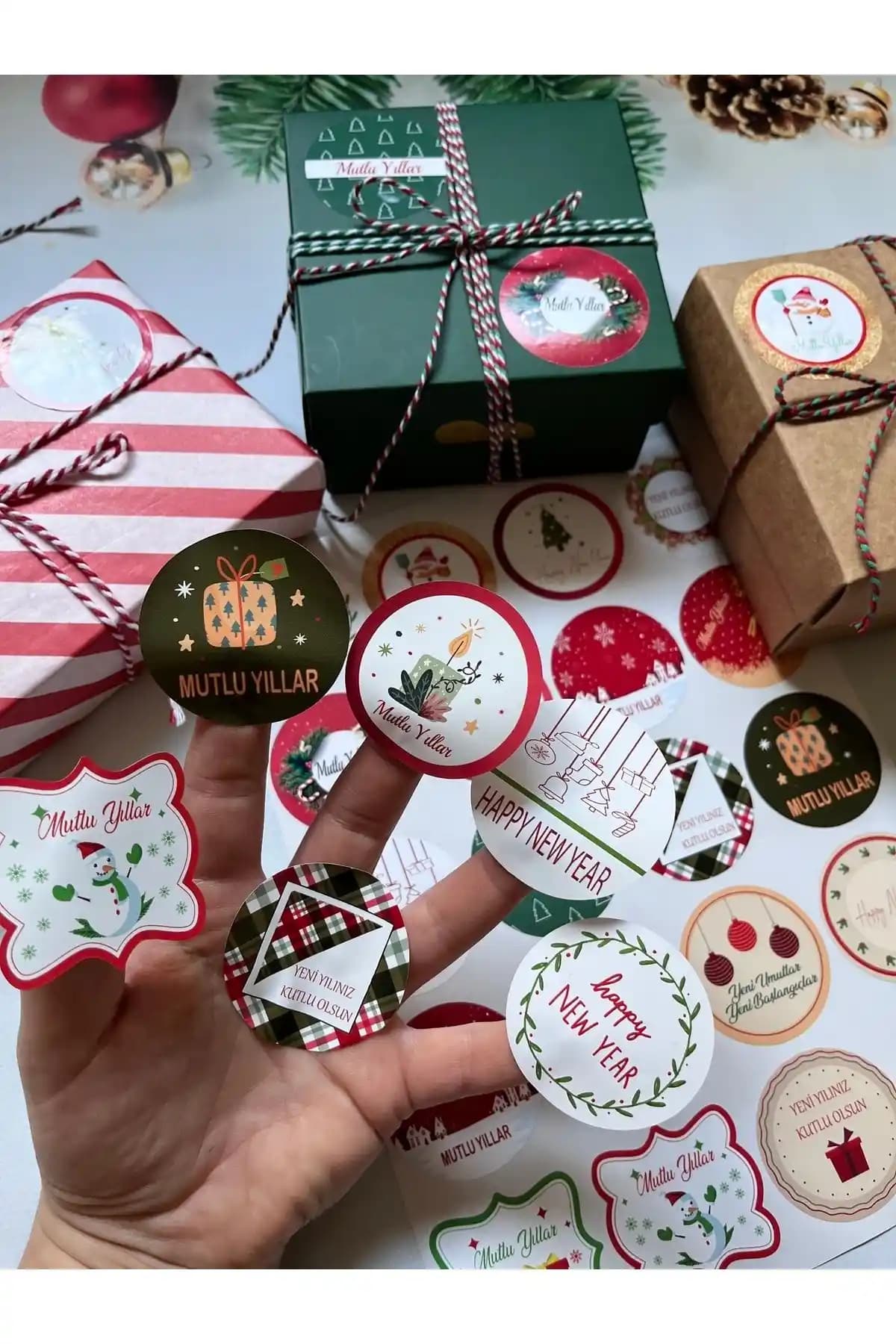 Yılbaşı Temalı Sticker Seti: Renkli ve Dayanıklı Süsleme Çözümü