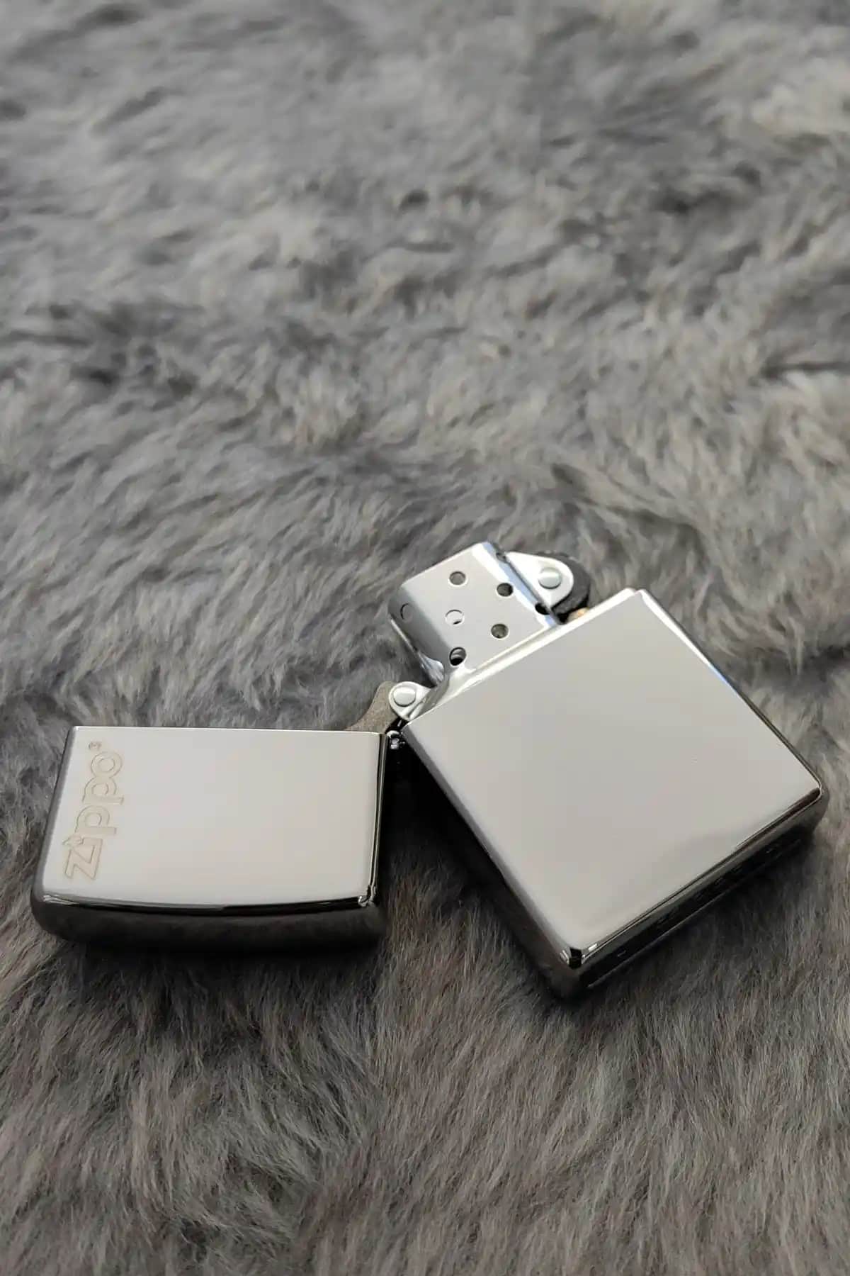 Zippo Logo 250-031625 Gri Metal Çakmak Şık ve Dayanıklı Tasarımıyla Öne Çıkıyor