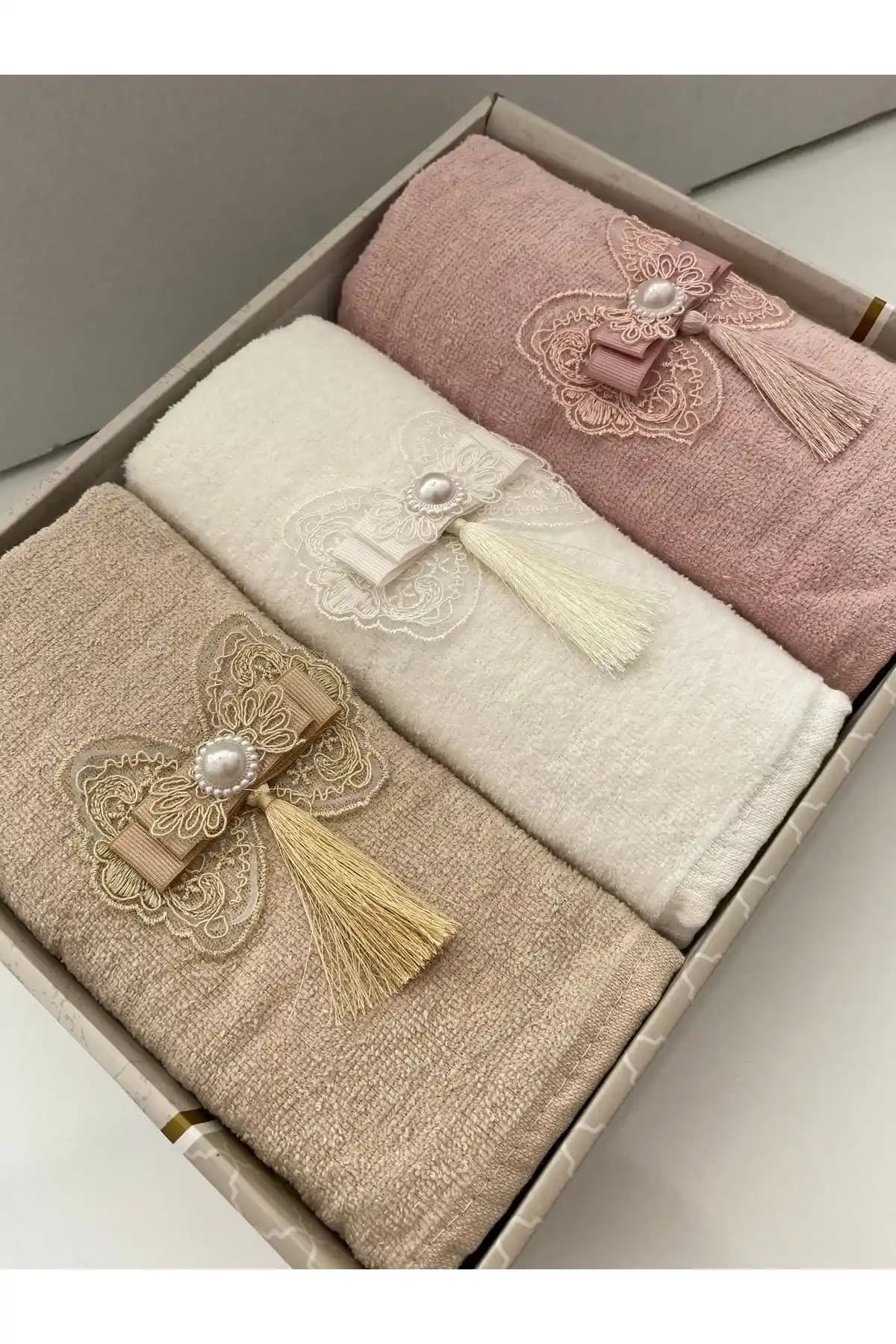 AYHANHOME 3'lü Kadife Püsküllü Yüz ve El Havlusu Seti 50x90 cm Şıklık ve Konfor Sunar