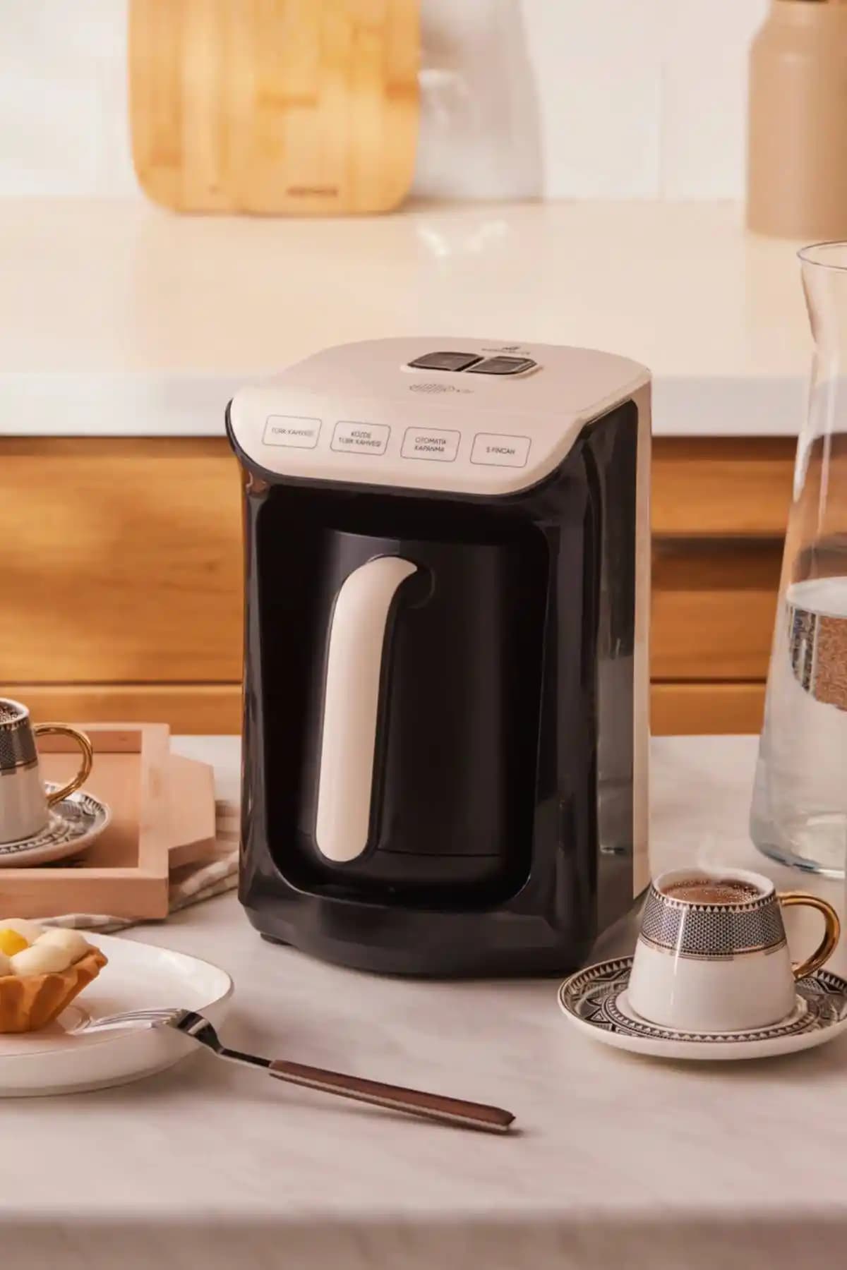 Karaca Hatır Közde Türk Kahvesi ve Kahve Makinesi: Modern Tasarım ve Otomatik Fonksiyonlar