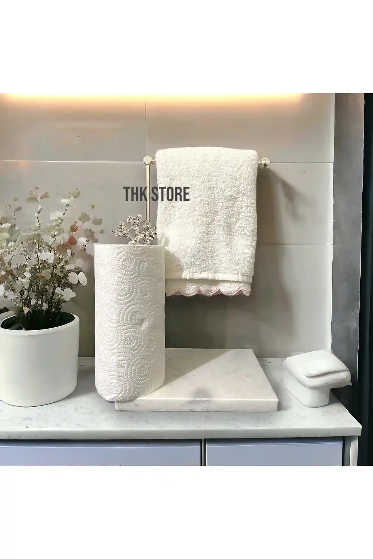 Mermer El ve Kağıt Havlulukları ile Modern Mutfak ve Banyo Dekorasyonu