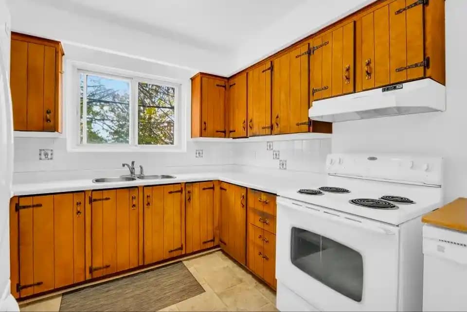 Ahşap Mutfak Dolaplarında Renk Seçimi ve Yenileme Yöntemleri: Doğal Karakteri Korumak