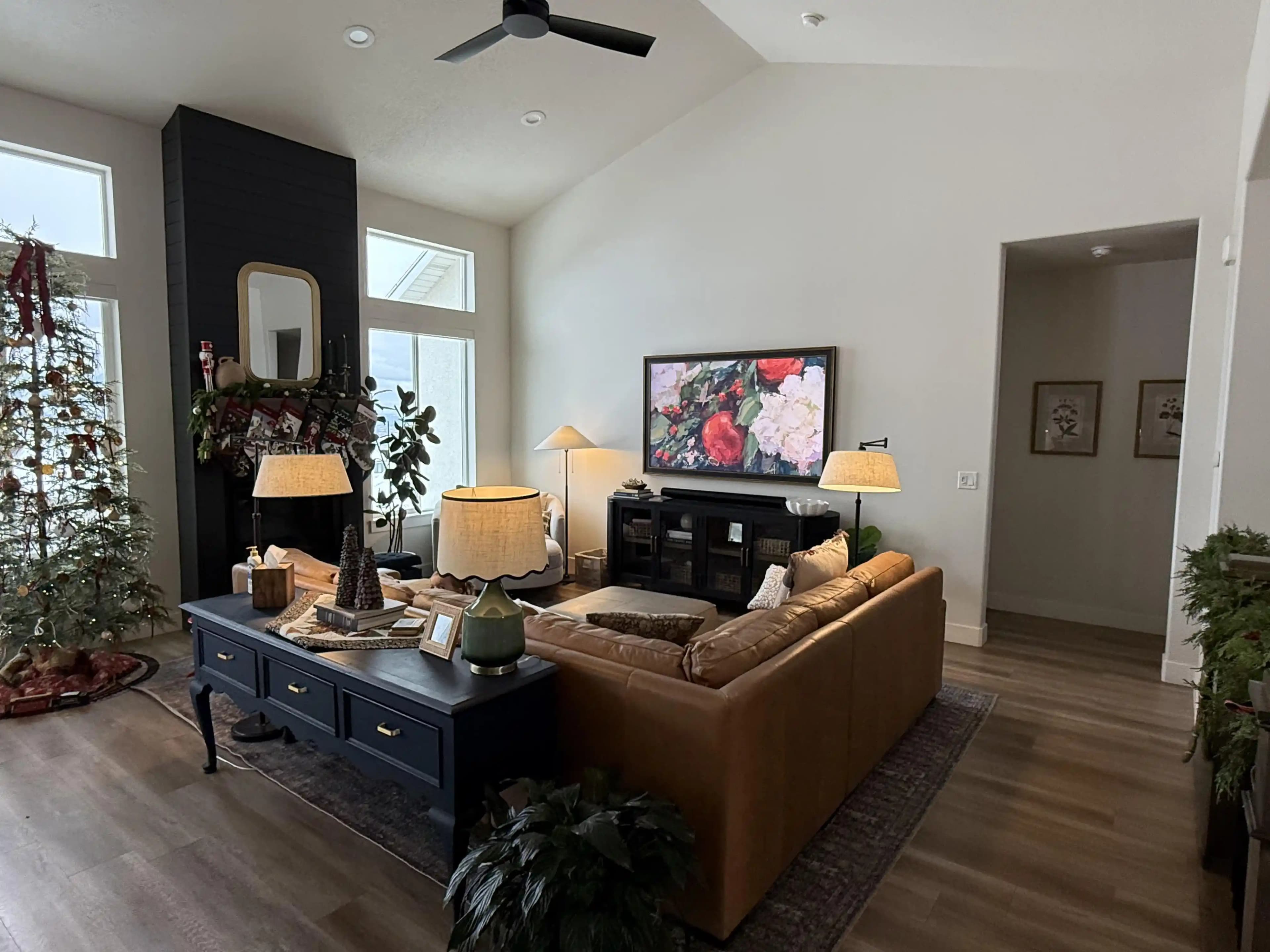 Büyük Beyaz Duvarların Dekorasyonunda Minimalizm ve Denge Yaklaşımları