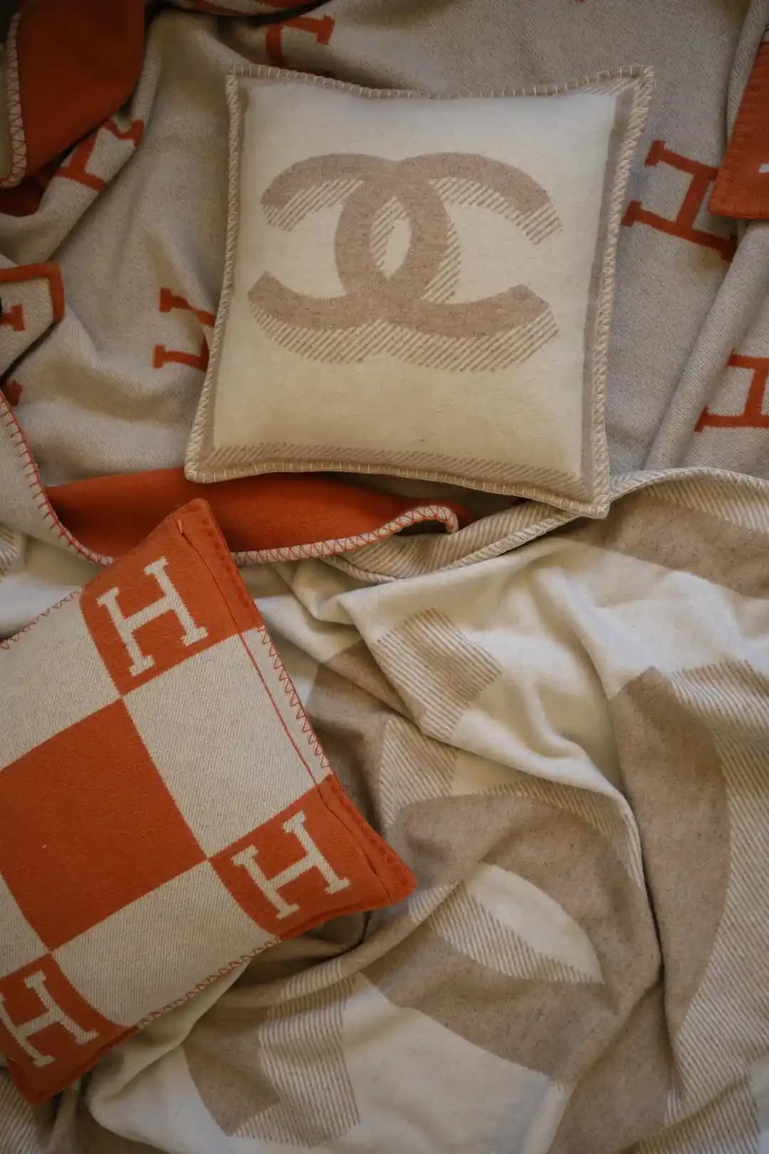 Chanel ve Hermès Atkı ve Yastık Setleri: Malzeme Kalitesi, Tasarım ve Kullanım Deneyimleri