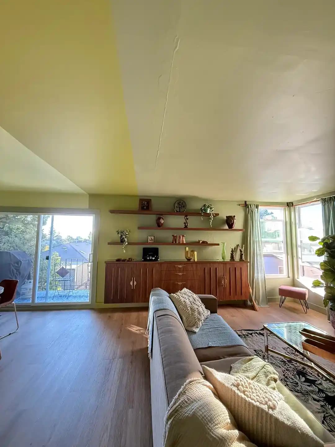 Ev Dekorasyonunda Ahşap İşçiliği ve Renk Seçiminin Mekan Dönüşümündeki Rolü