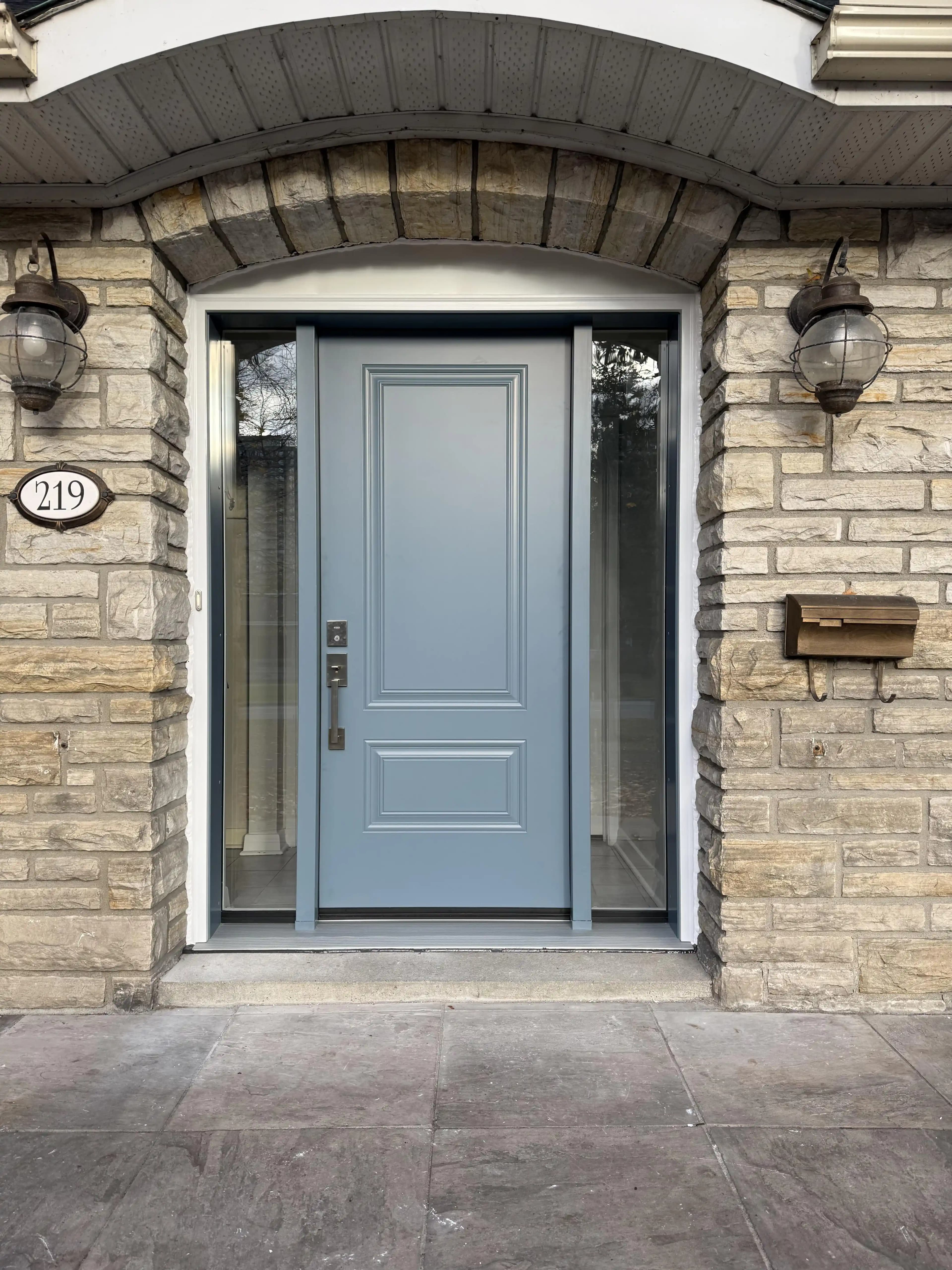 Giriş Kapısı Renk Seçimi: Mavi Tonları ve Yan Panellerin Estetik ve Fonksiyonel Değerlendirmesi