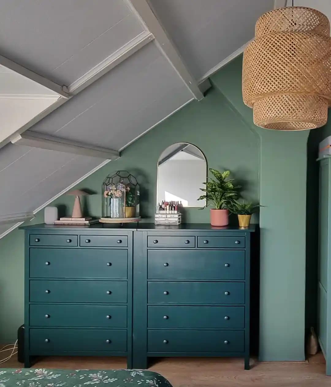 Koyu Yeşil Dolap Boyama: Renk Uyumu, Malzeme ve Donanım Seçiminde Detaylar