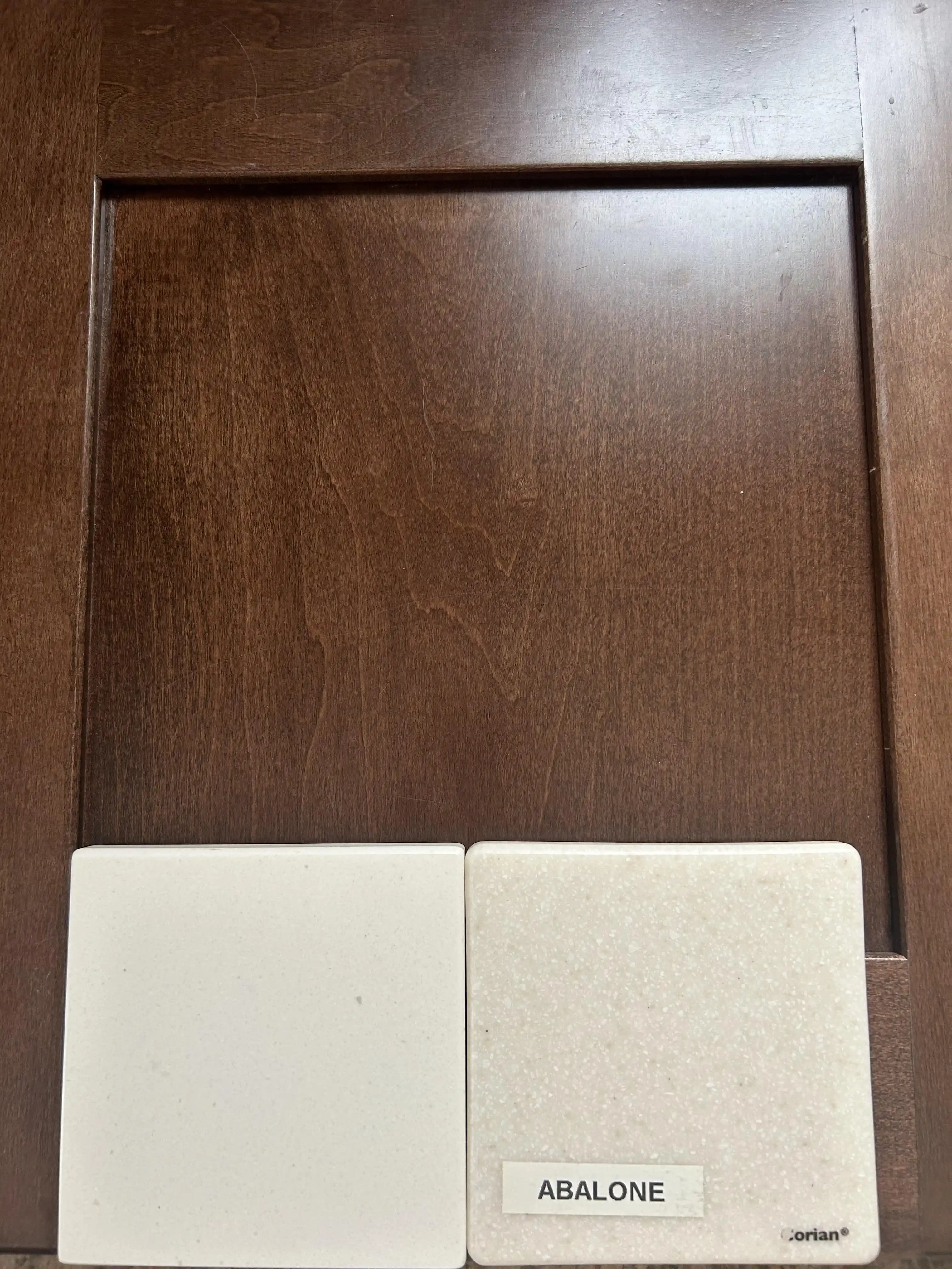 Mutfak Tezgahı Seçiminde Abalone ve Beyaz Modellerin Metal ve Dolaplarla Uyumu