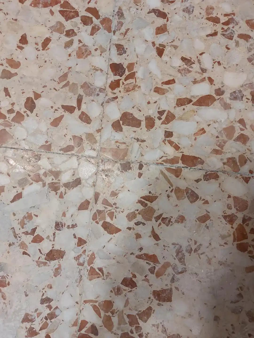 Orijinal Kırmızı Terrazzo Zemini Onurlandıran Mutfak Tasarımında Renk ve Malzeme Seçimi