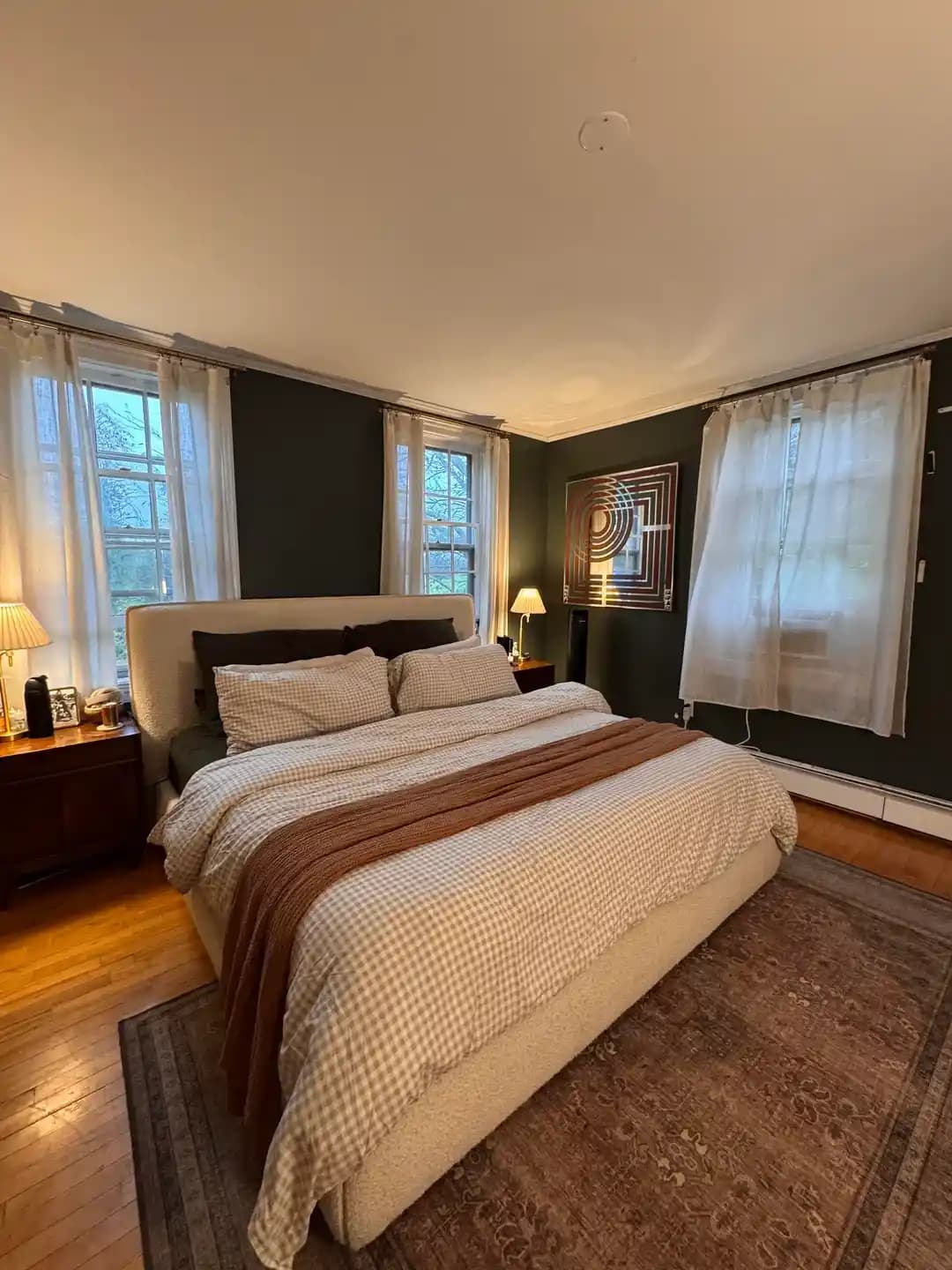 Orta Yüzyıl Moderni ve Doğal Tonlarla Dekore Edilen Oda Düzenleme İncelemesi