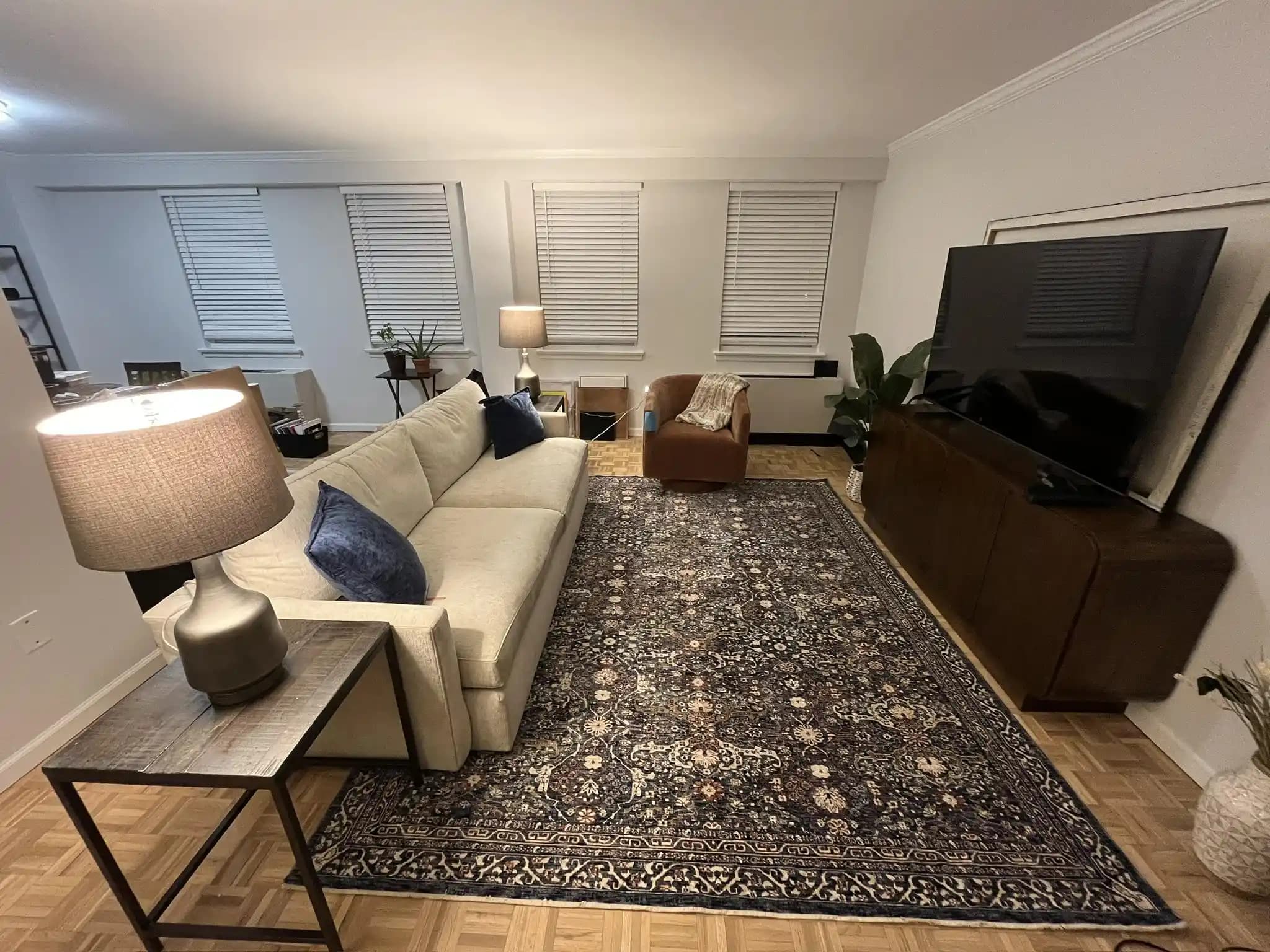 Oturma Odasında Koyu Halı Kullanımı: Mekan Uyumu ve Dekorasyon İpuçları