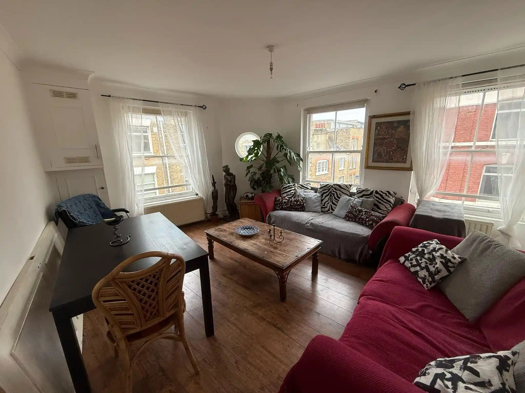 Oturma Odasında Modern ve Ferah Düzen İçin Mobilya, Renk ve Aydınlatma Önerileri