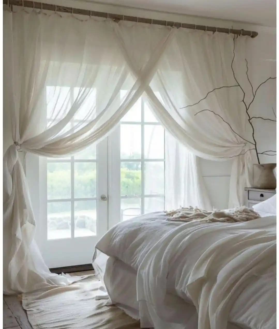 Yatak Üstü Pencere İçin Katmanlı ve Örtüşen Perde Düzeni Nasıl Oluşturulur