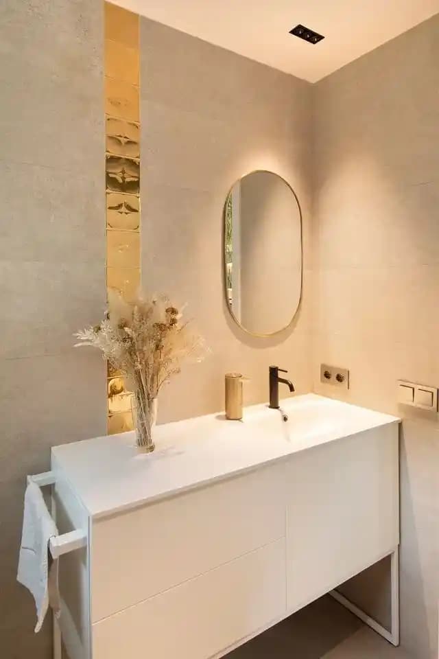 Banyo Dekorasyonunda Altın Aksanların Zarif ve Minimalist Kullanımıyla Şıklık Yakalama