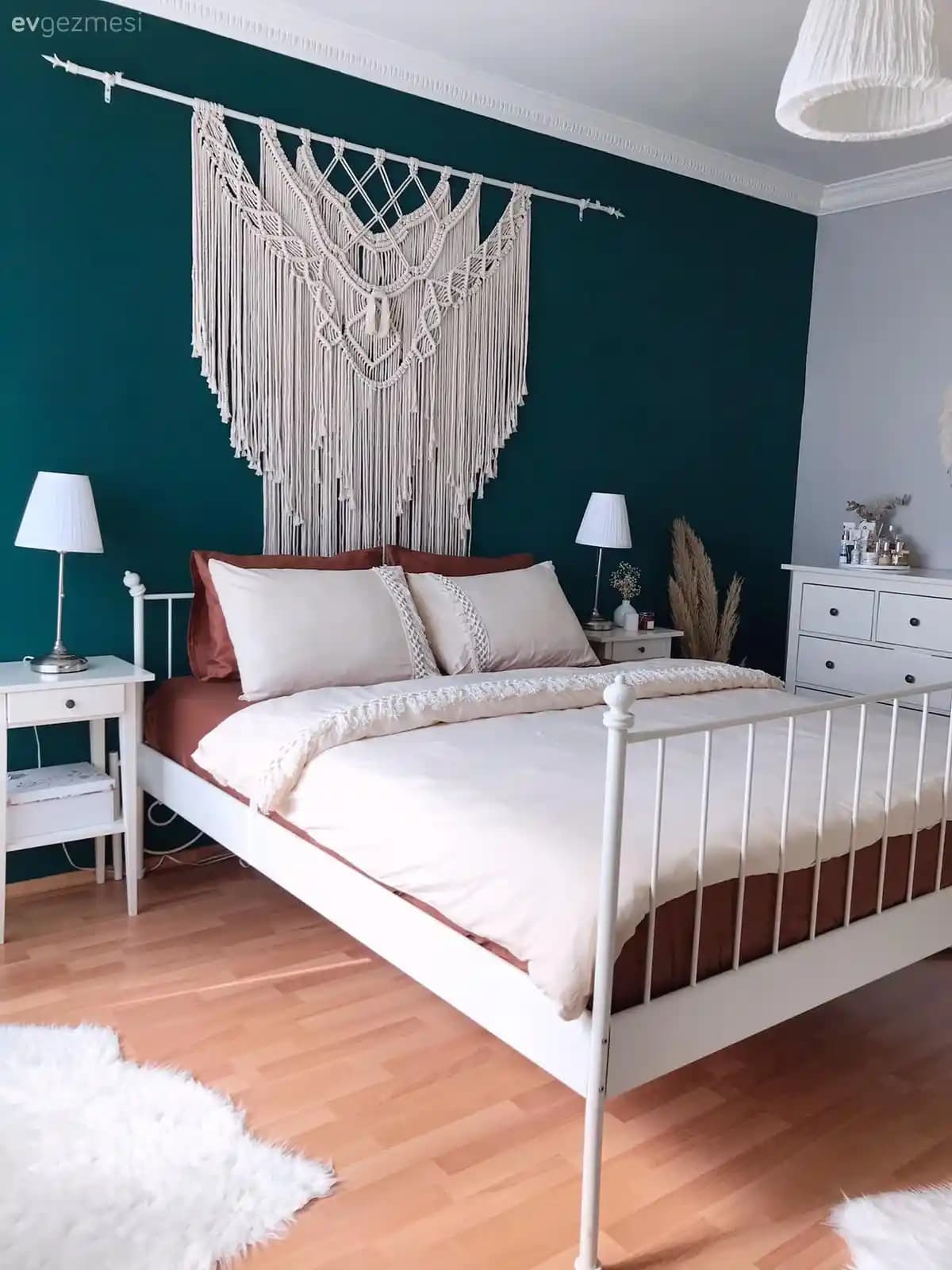 Büyük Boş Yatak Odası Duvarlarını Estetik ve Fonksiyonel Şekilde Dekore Etme Yöntemleri