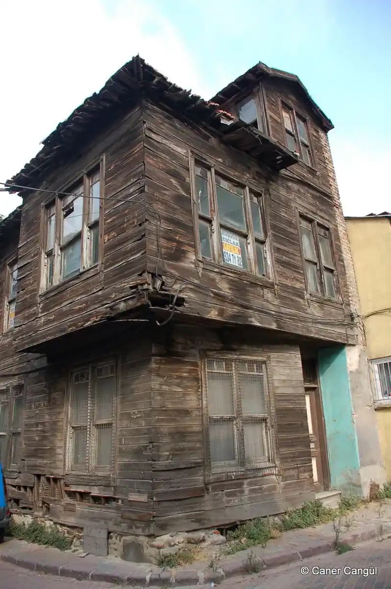 Eski Ahşap Evlerde Oda Köşelerini Fonksiyonel ve Estetik Şekilde Dekore Etme Yöntemleri