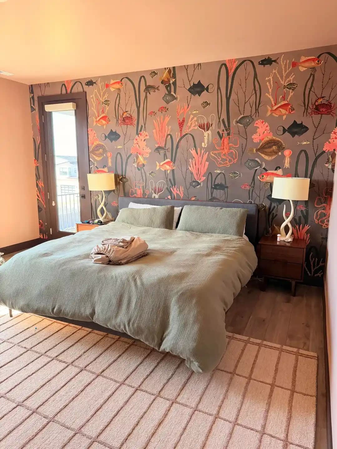 Ev Dekorasyonunda Deniz Temalı Duvar Kağıdı ve Aydınlatmanın Mekâna Etkisi