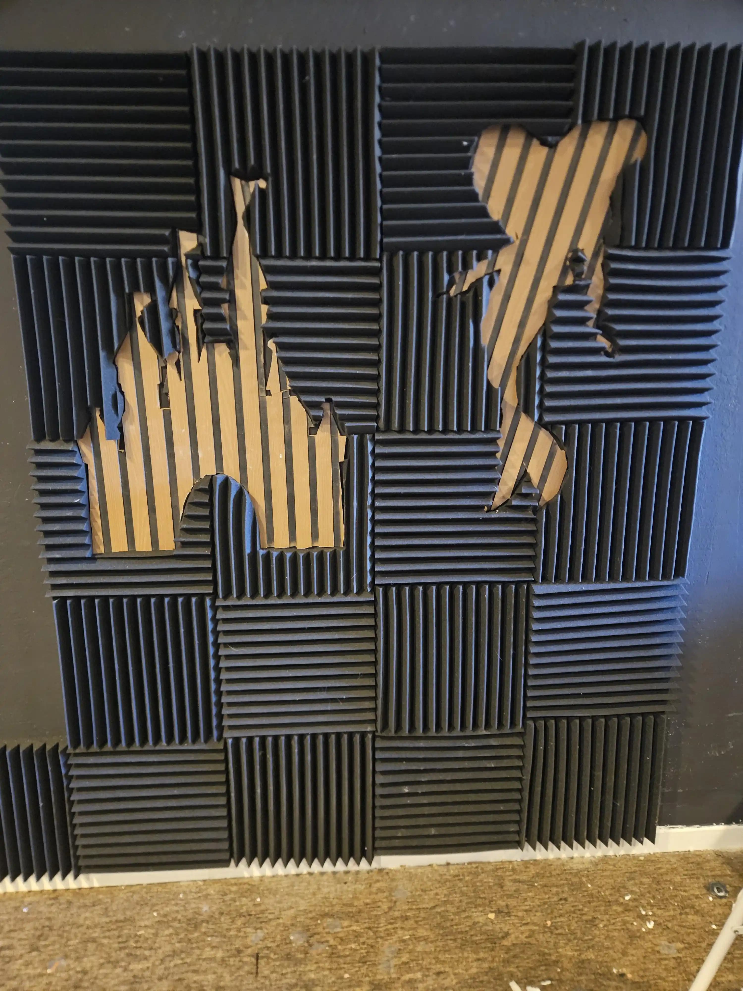 Ev Sinema Odası İçin Ahşap Paneller ve Akustik Köpükle Vurgu Duvarı Tasarımı ve Dengeleme